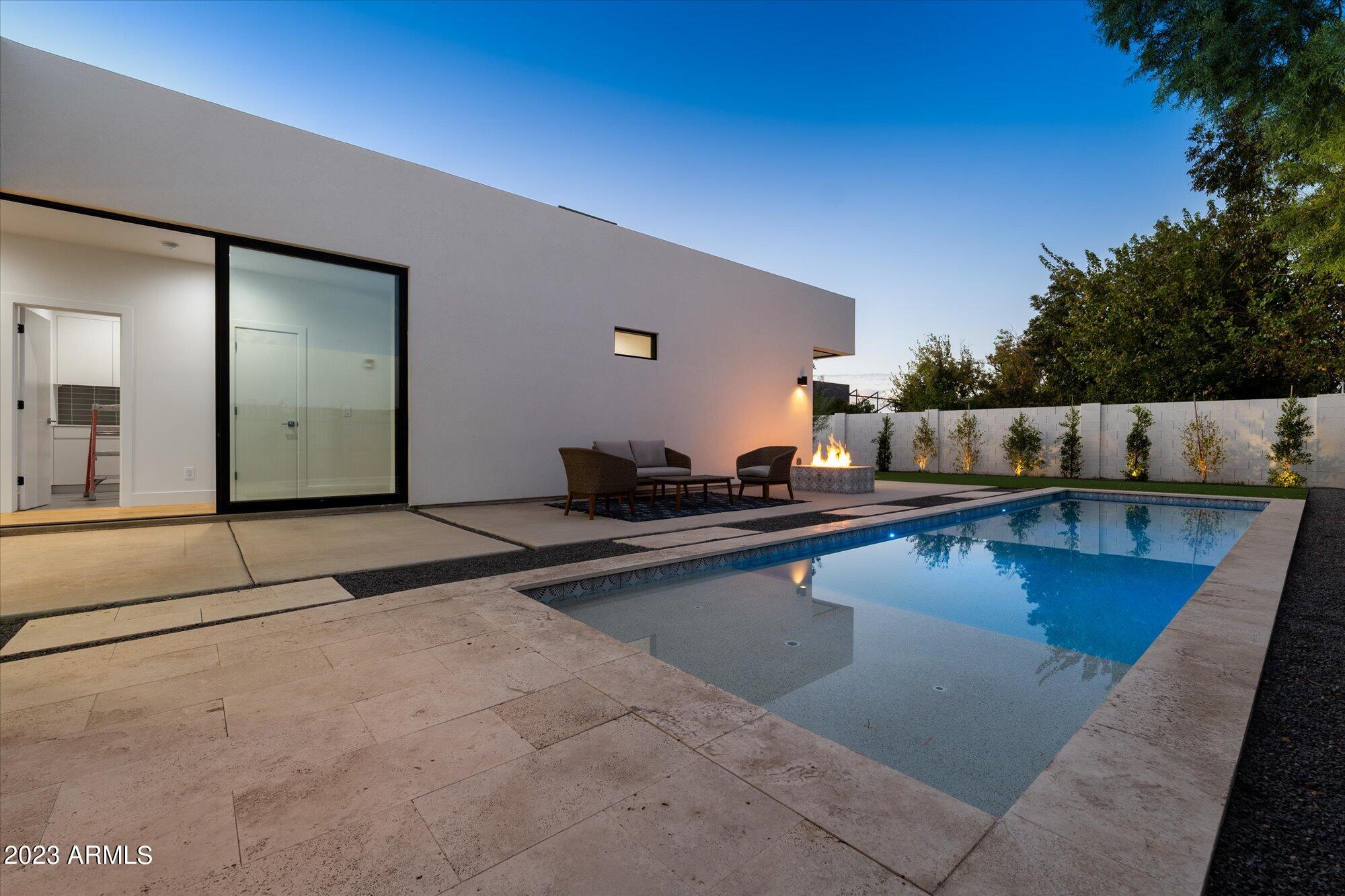 1426 E HOOVER Avenue