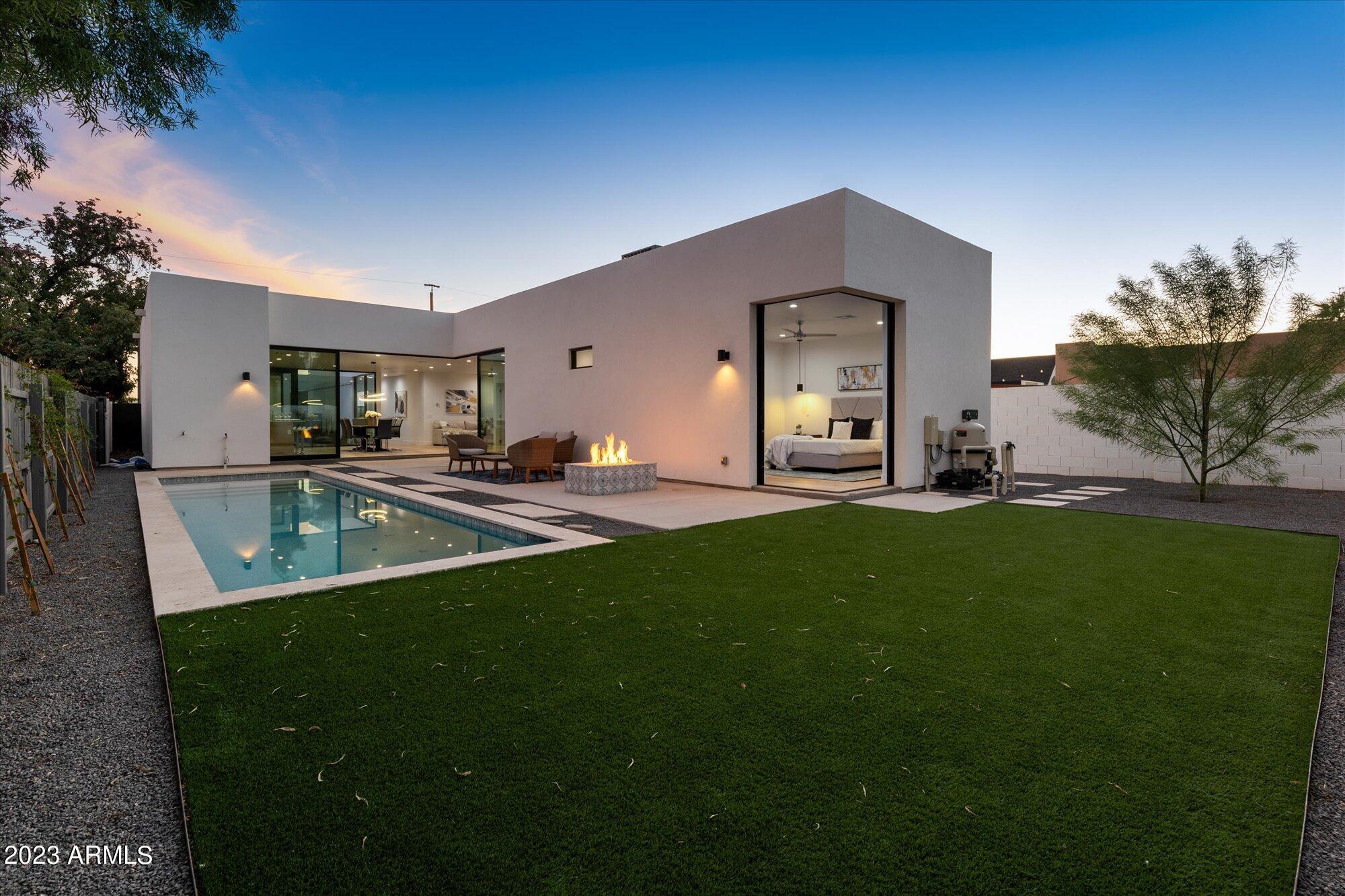 1426 E HOOVER Avenue