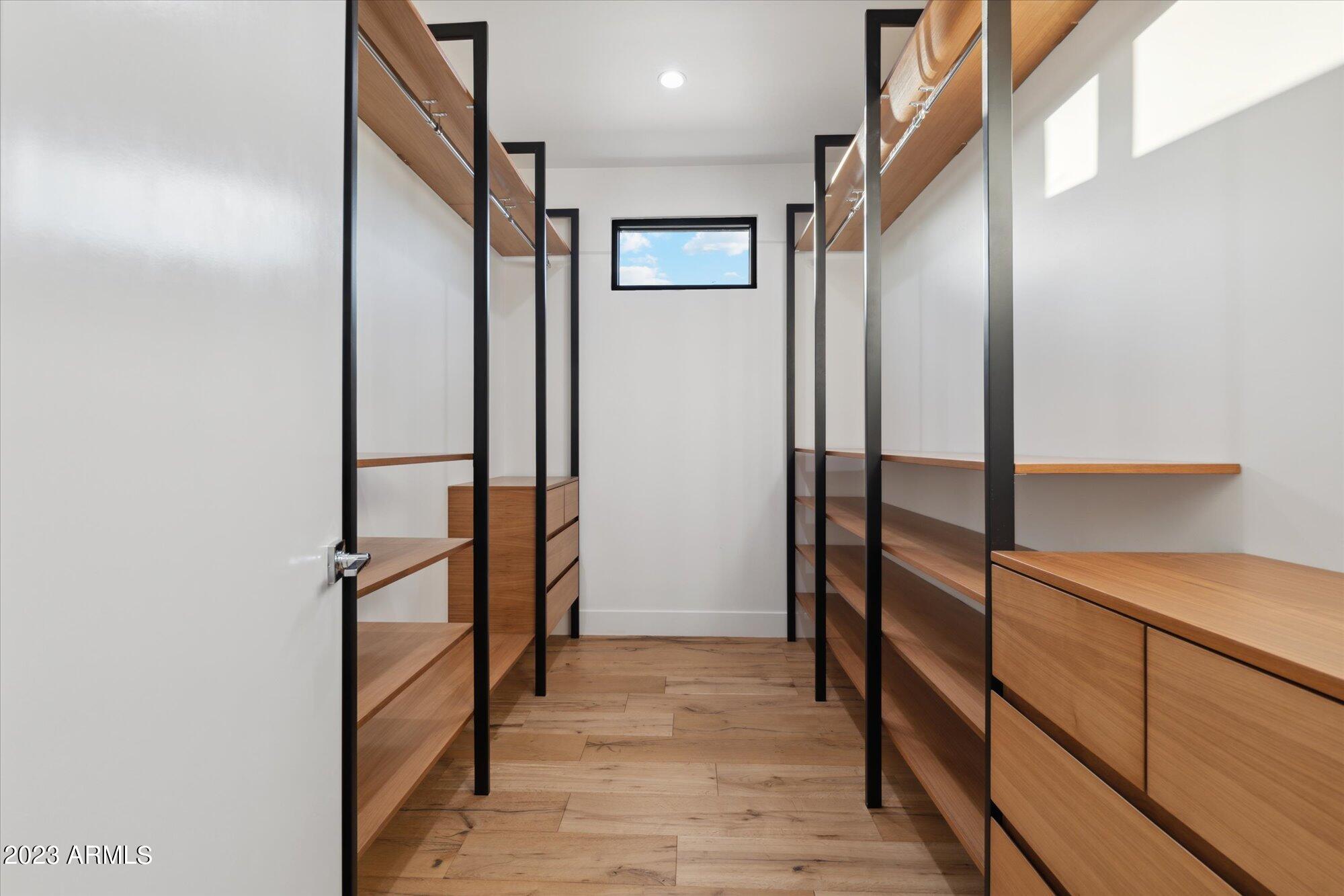 1426 E HOOVER Avenue