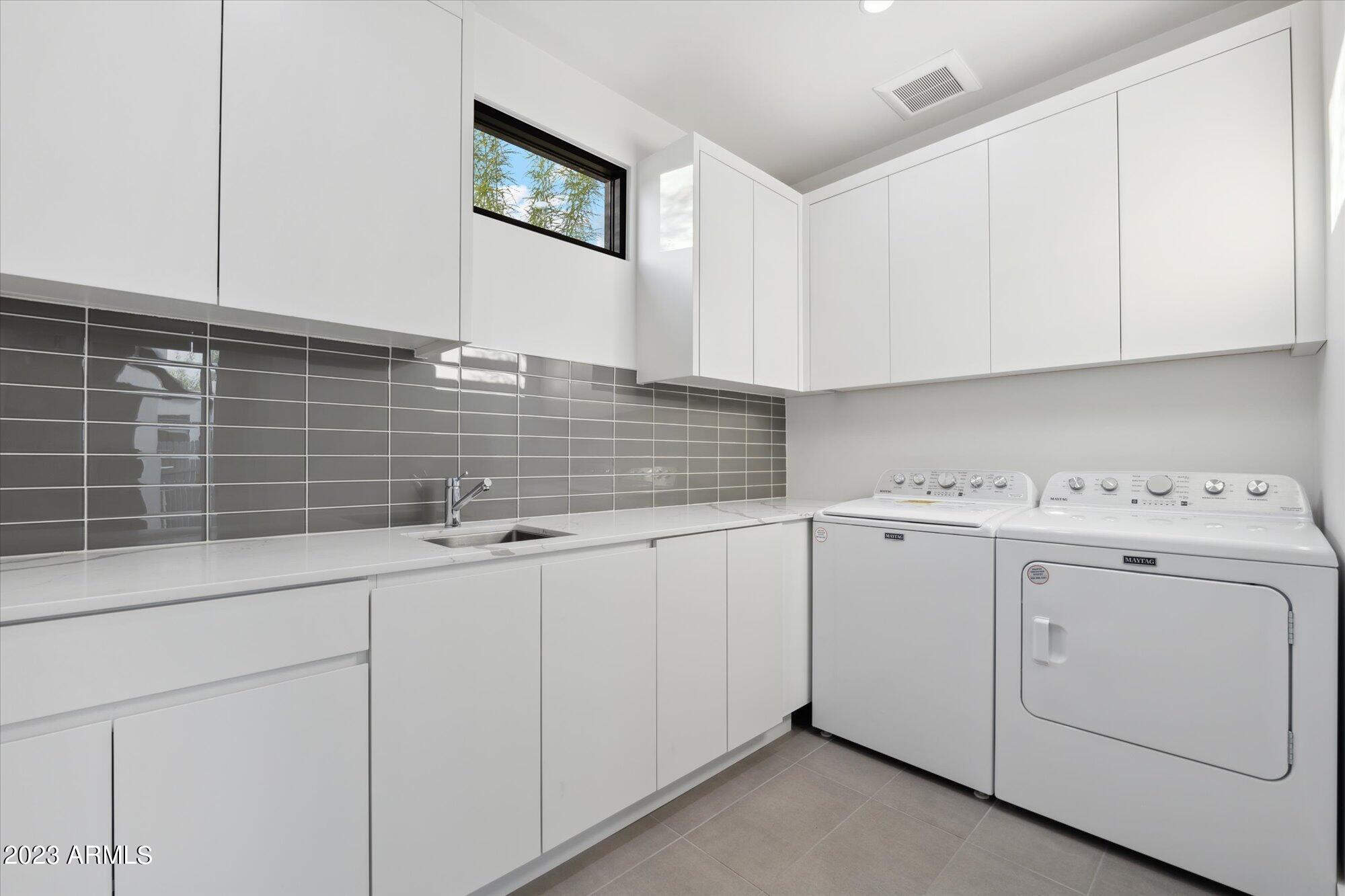 1426 E HOOVER Avenue