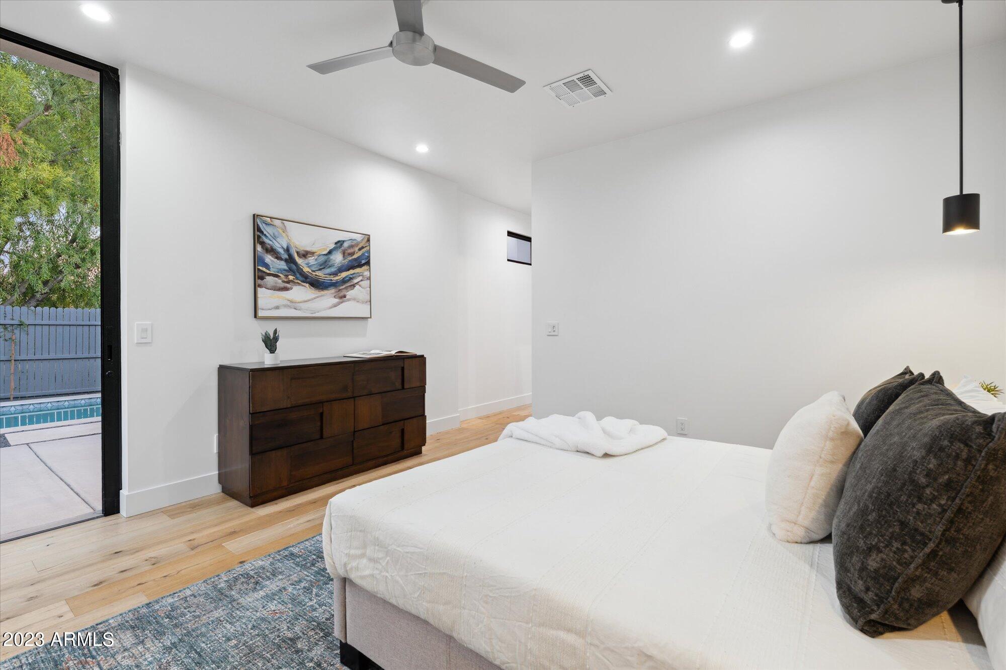 1426 E HOOVER Avenue