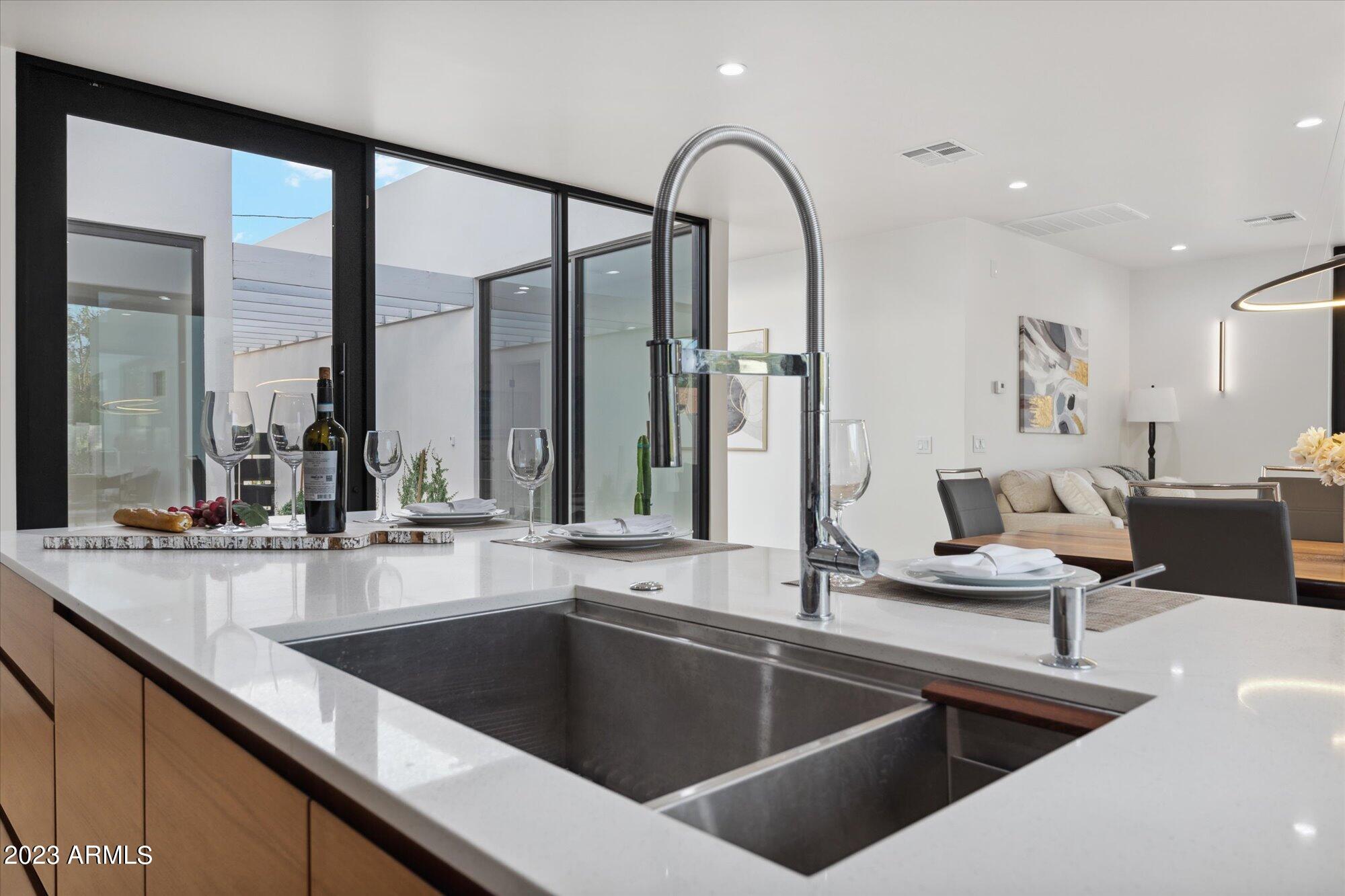 1426 E HOOVER Avenue