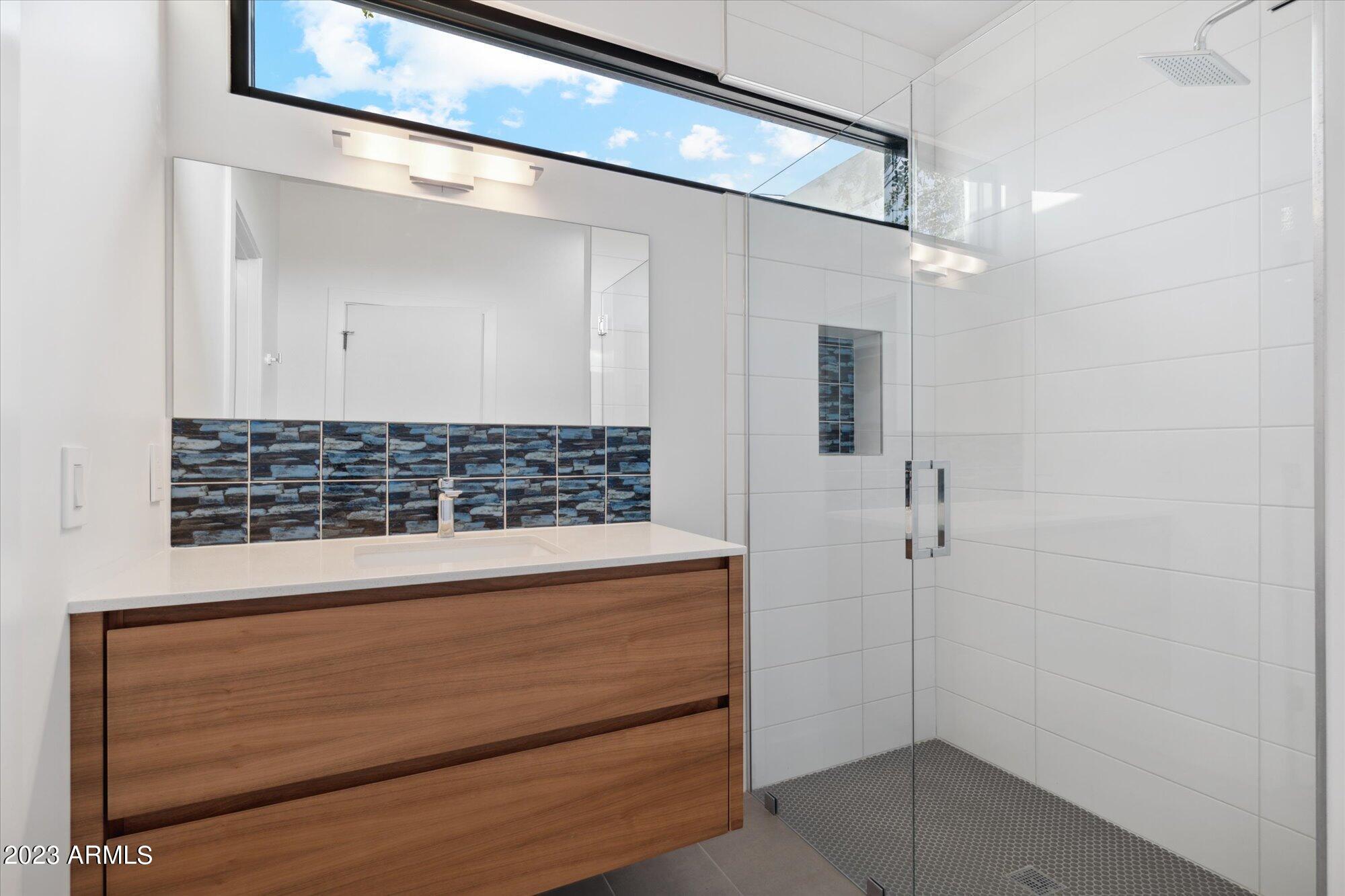 1426 E HOOVER Avenue