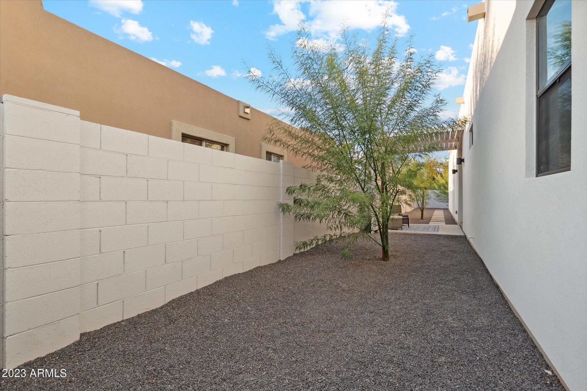 1426 E HOOVER Avenue