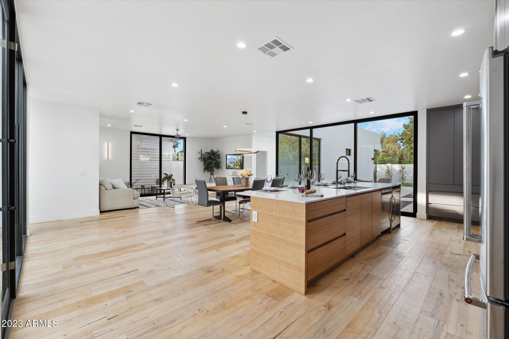 1426 E HOOVER Avenue