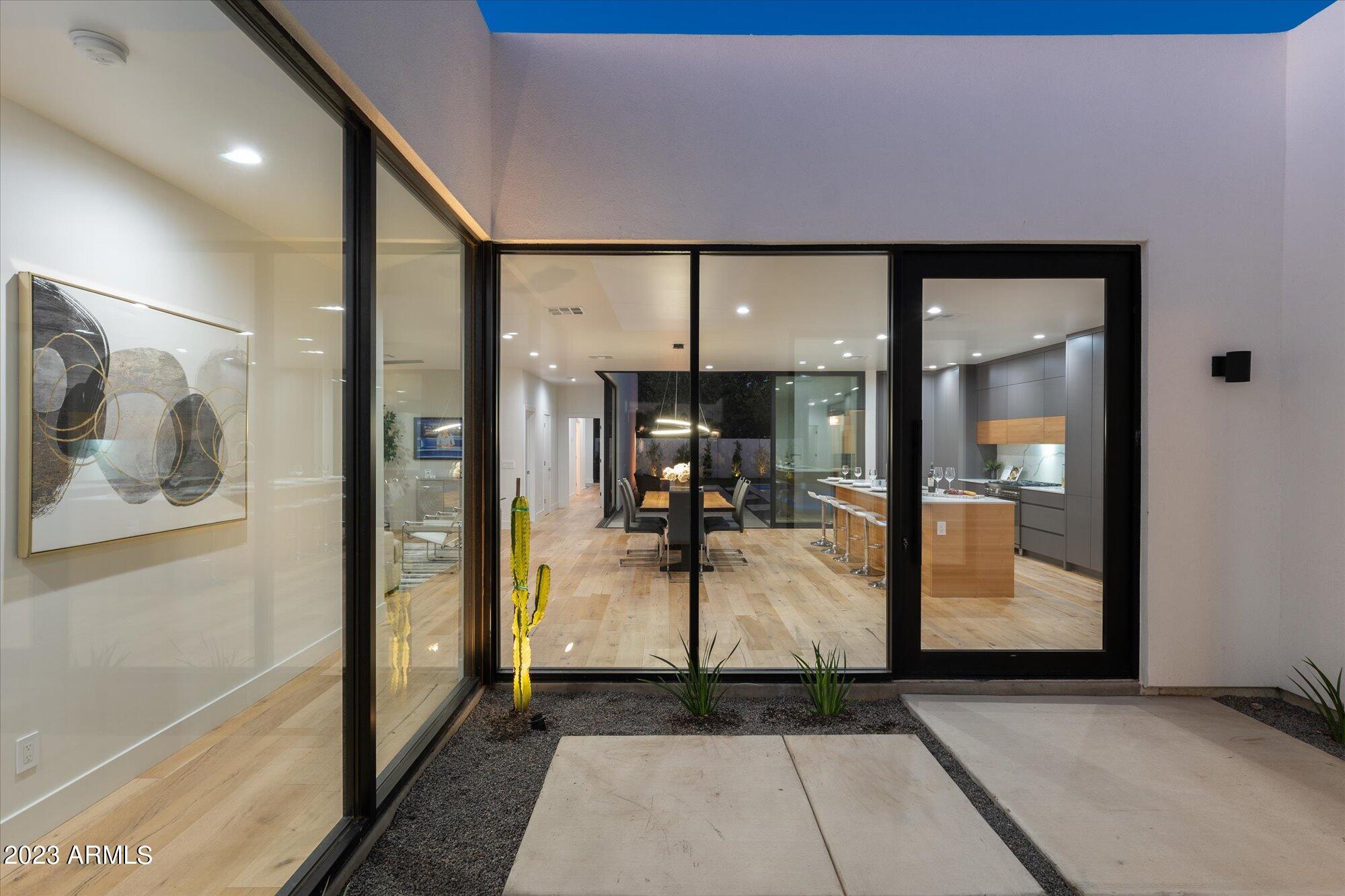 1426 E HOOVER Avenue