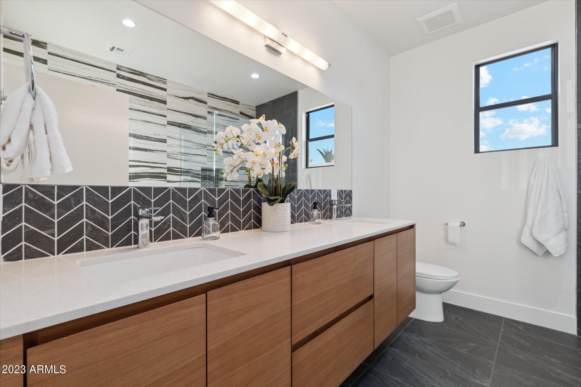 1426 E HOOVER Avenue