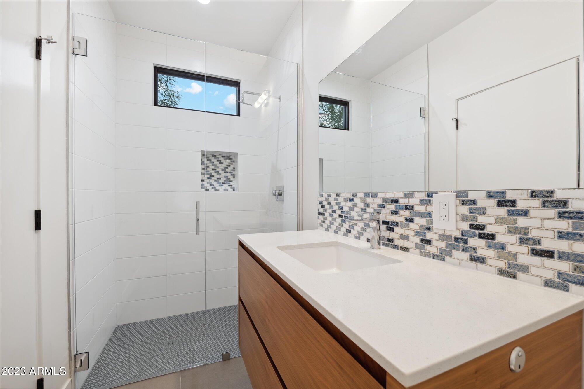 1426 E HOOVER Avenue