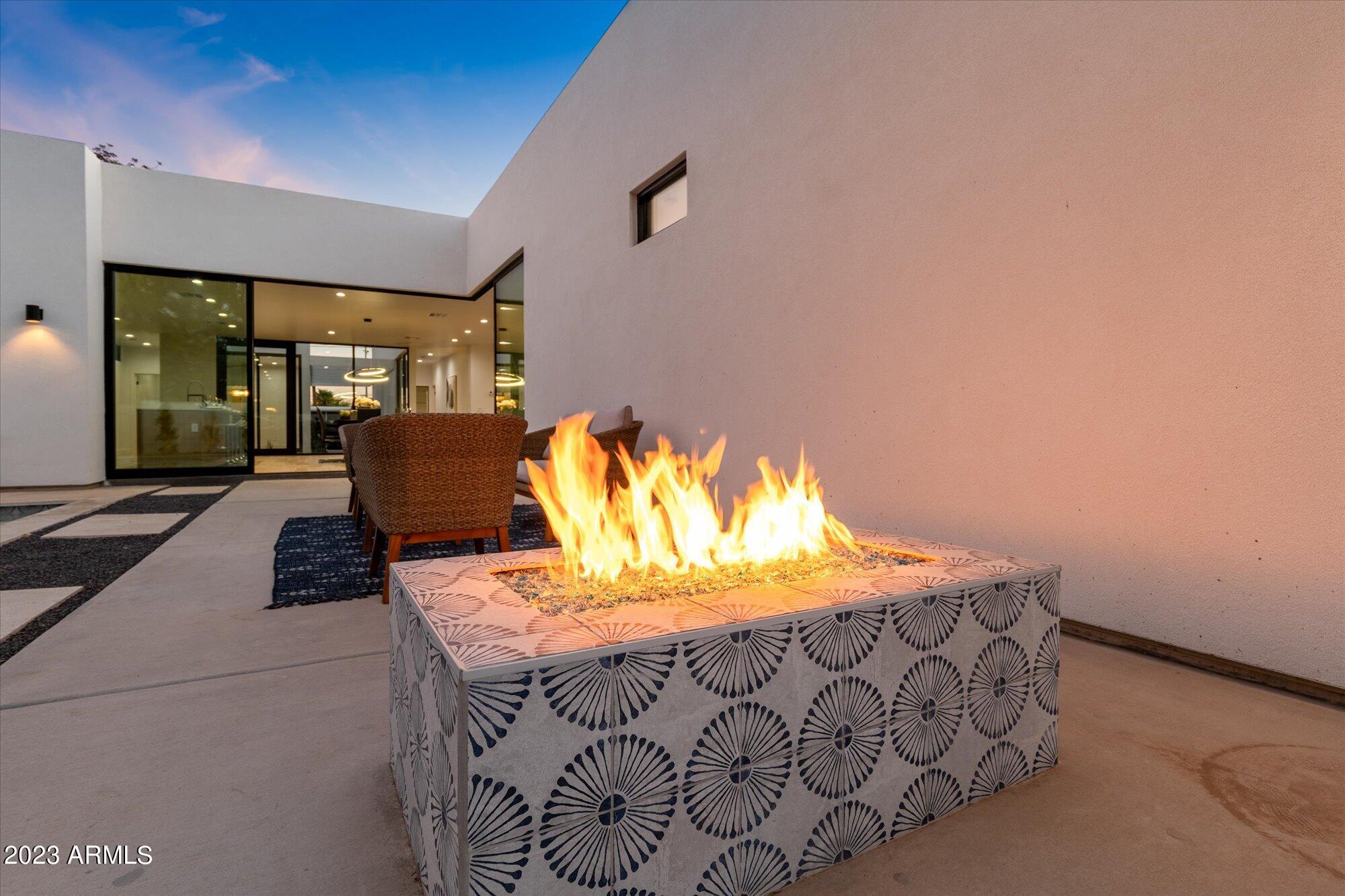 1426 E HOOVER Avenue