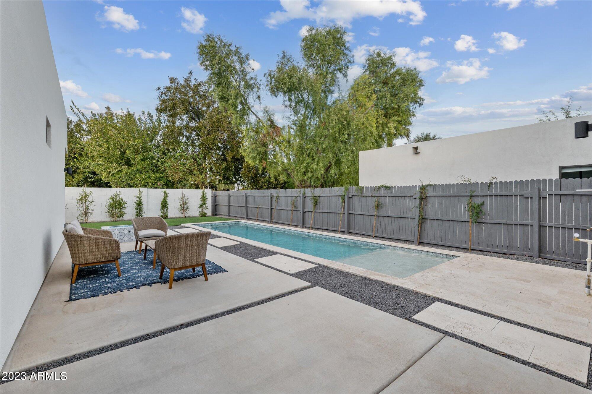 1426 E HOOVER Avenue