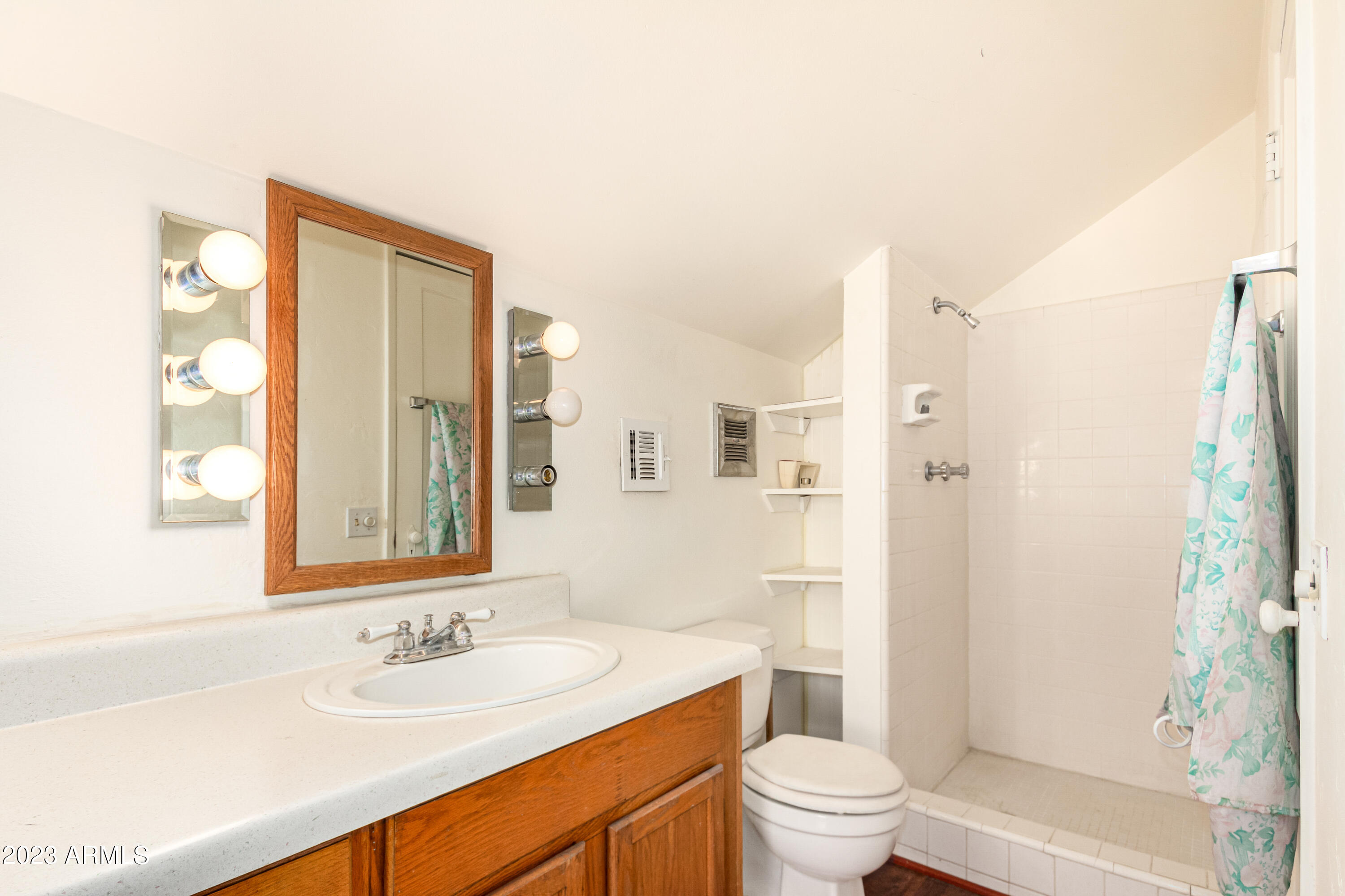 515 W HIGHLAND Avenue