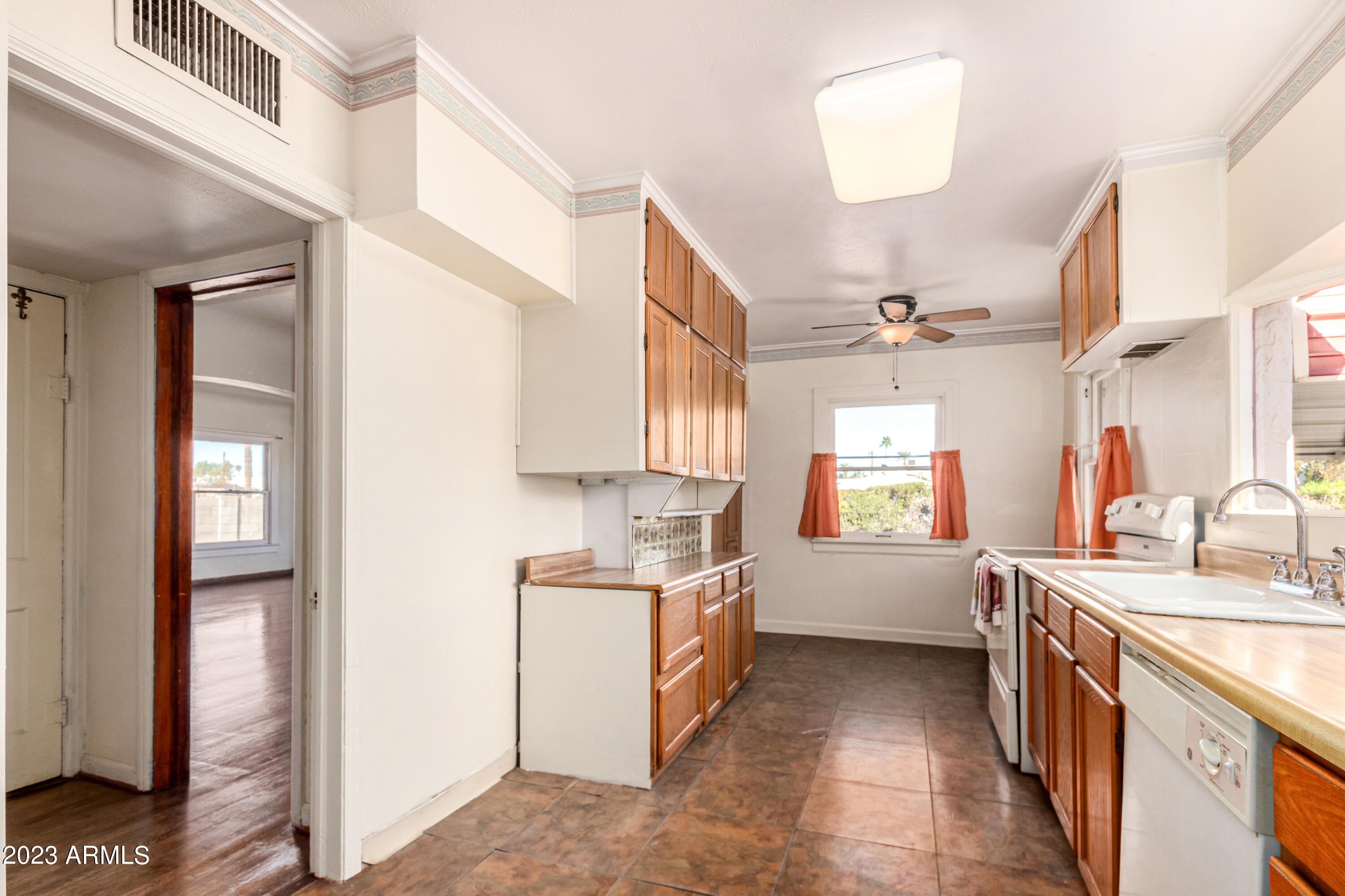 515 W HIGHLAND Avenue