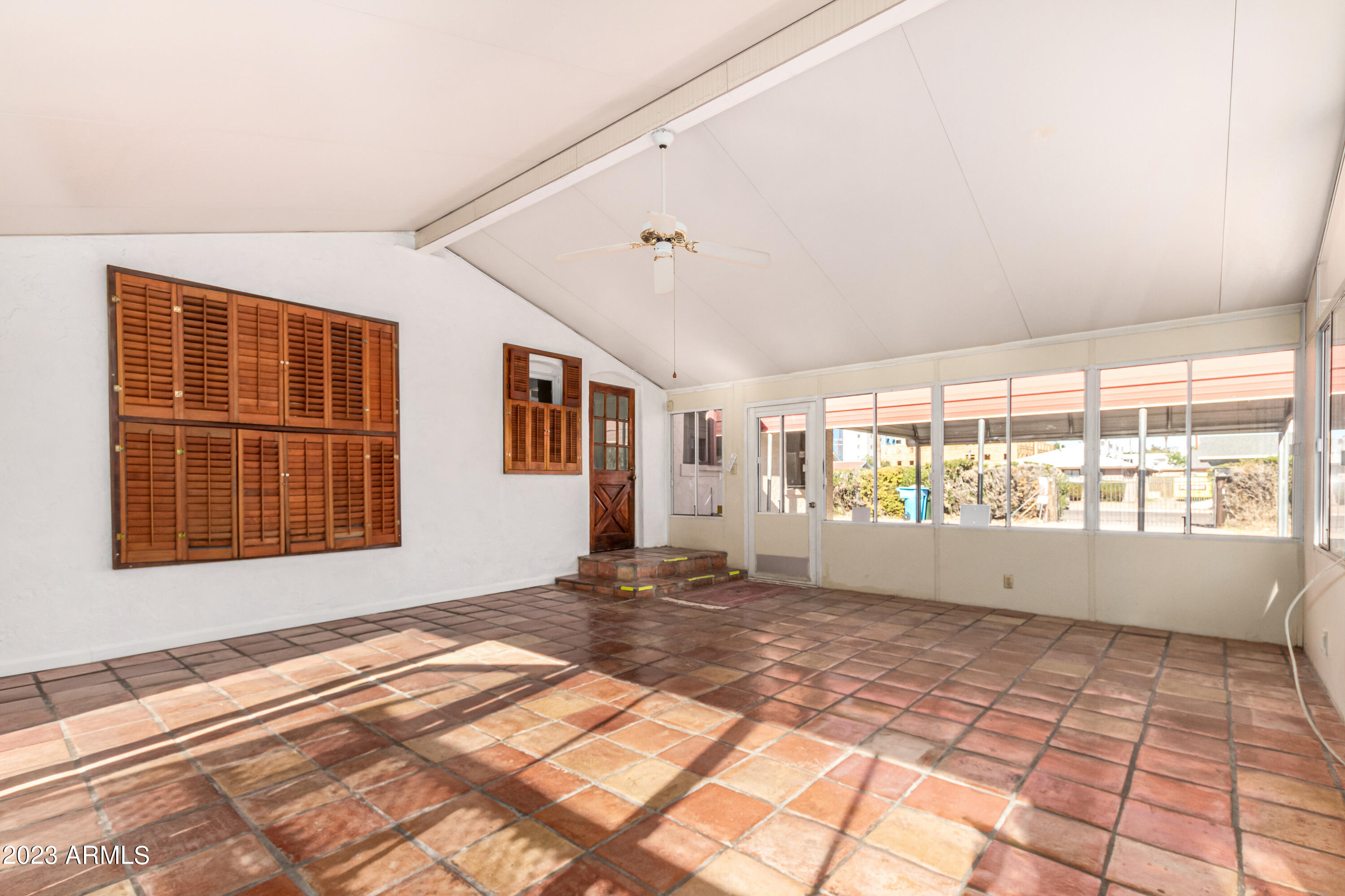 515 W HIGHLAND Avenue