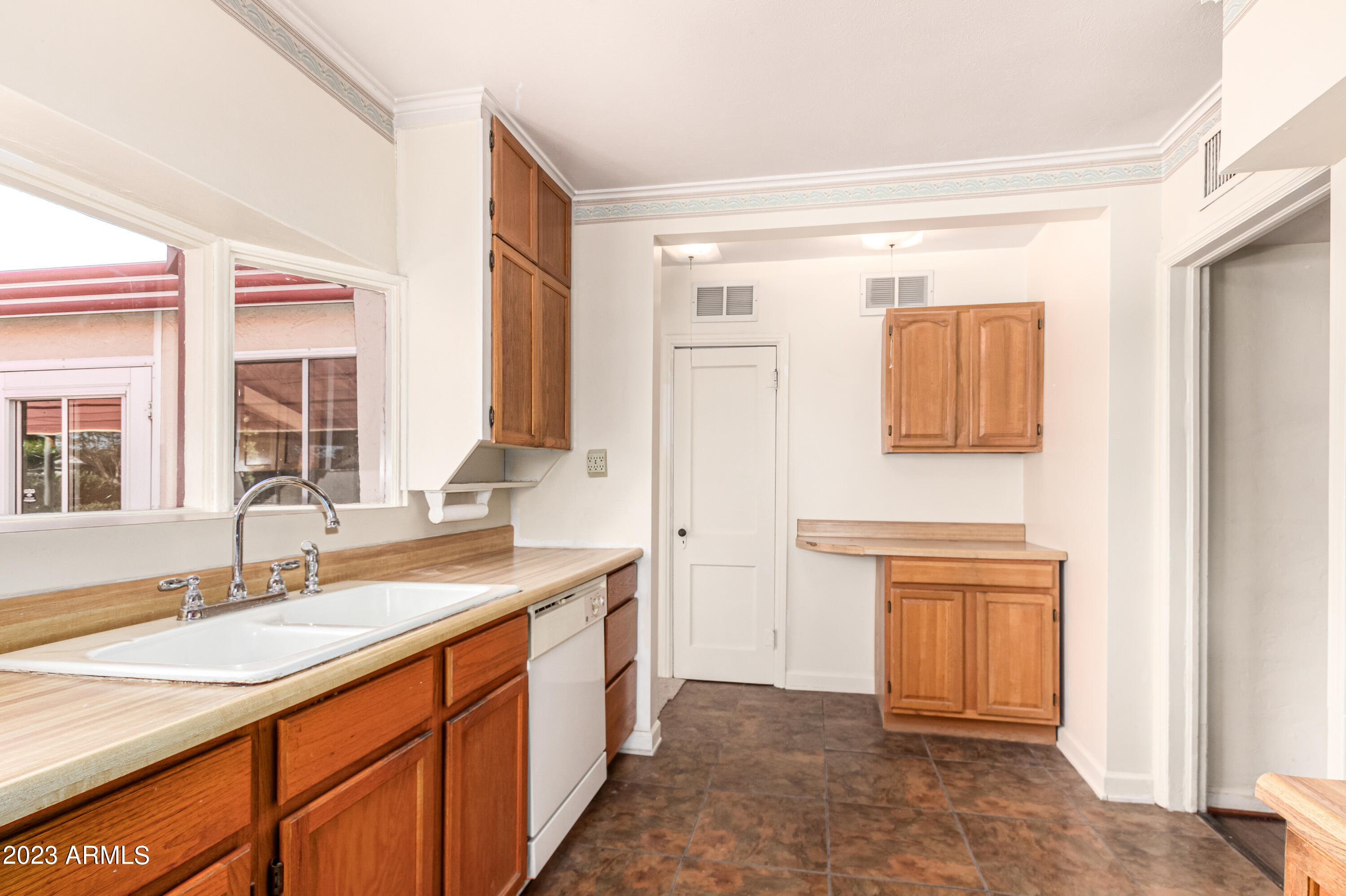 515 W HIGHLAND Avenue