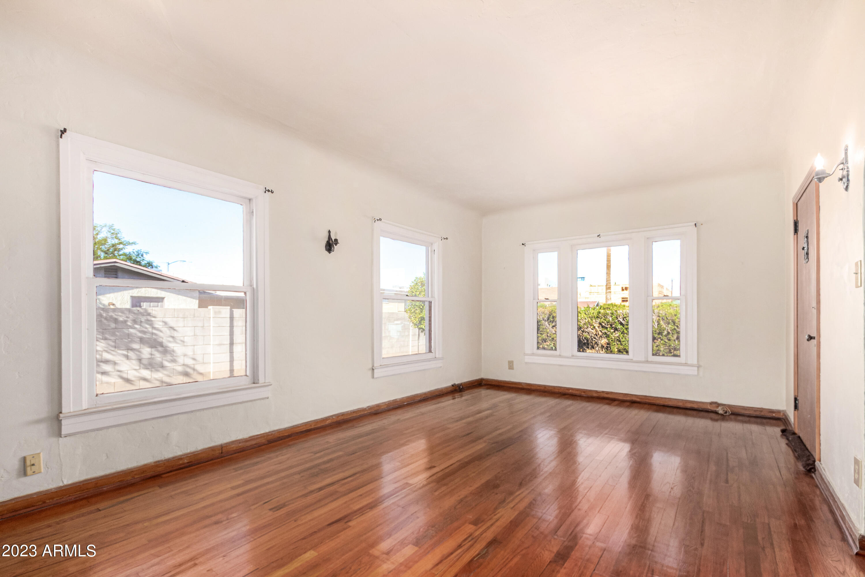 515 W HIGHLAND Avenue