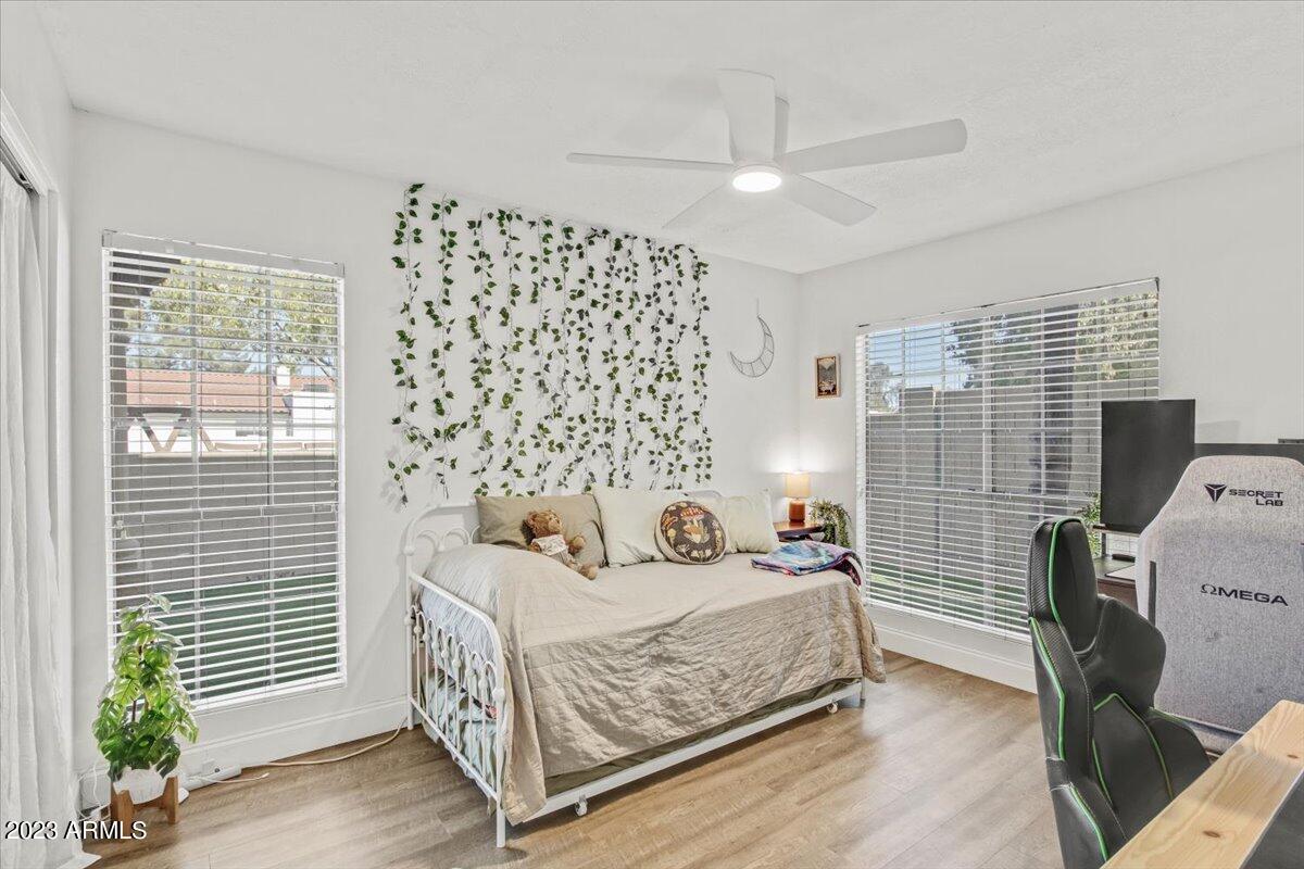 433 E GLENCOVE Street E