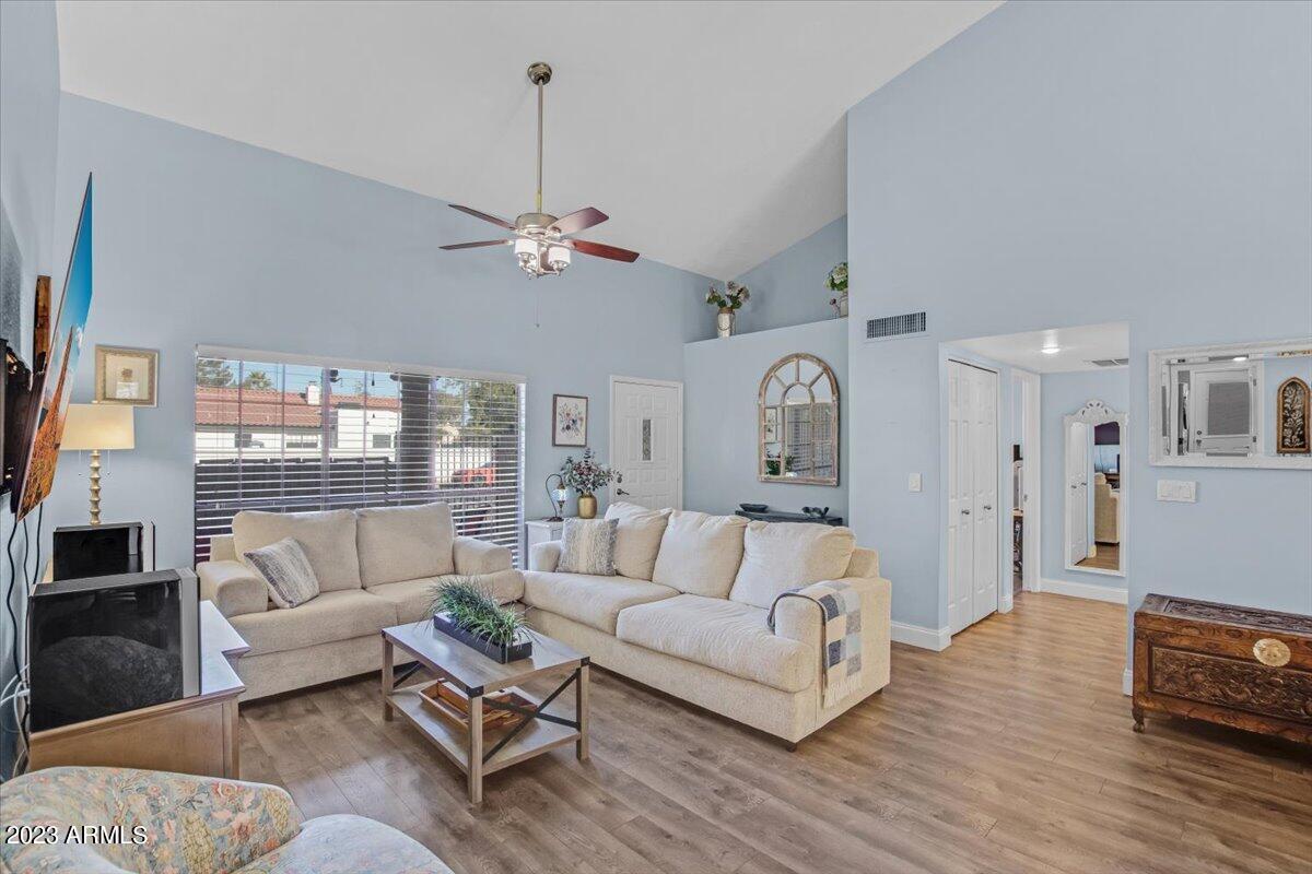 433 E GLENCOVE Street E