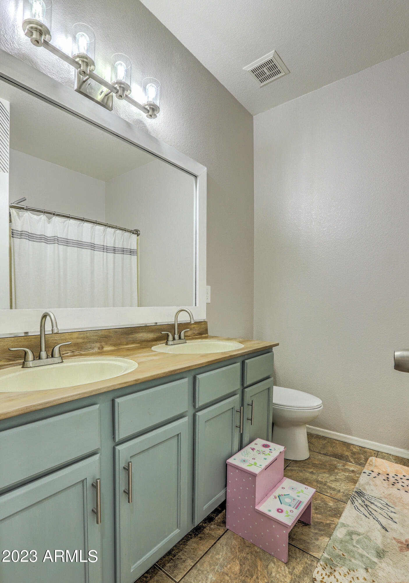 2130 E BELLERIVE Place