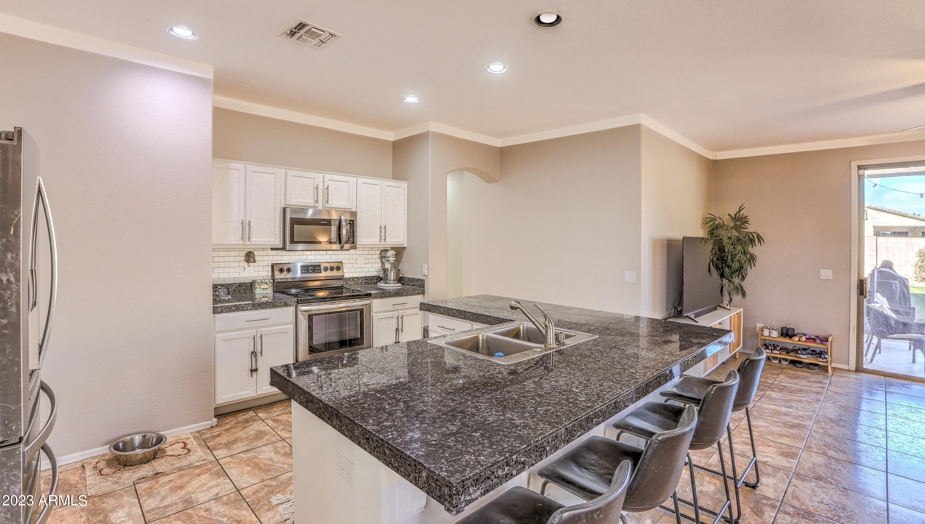 2130 E BELLERIVE Place