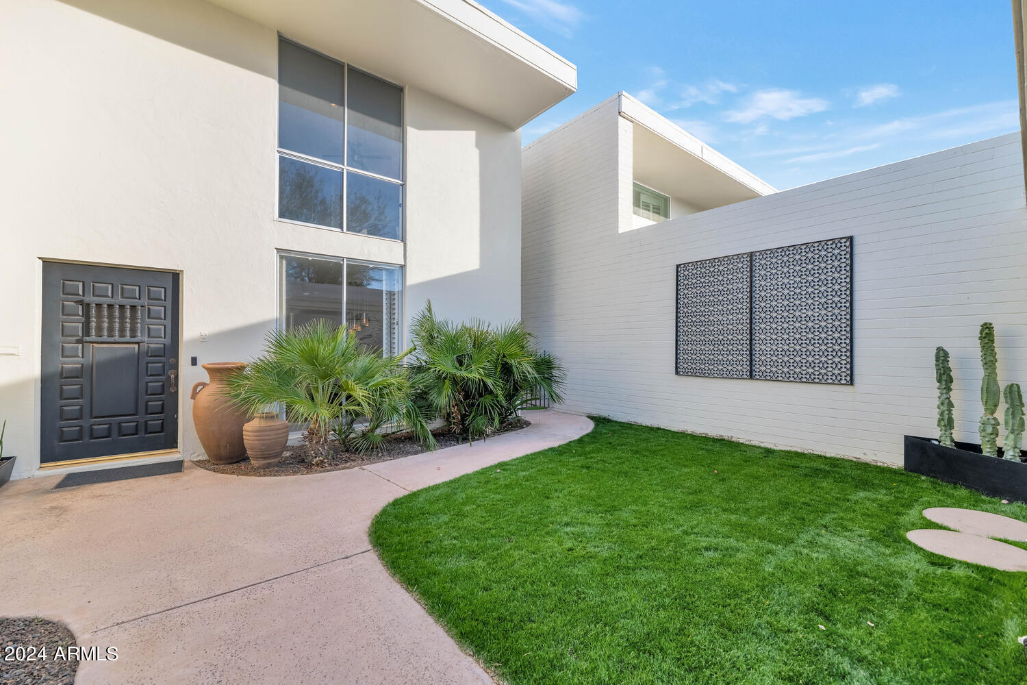 8634 E MACKENZIE Drive