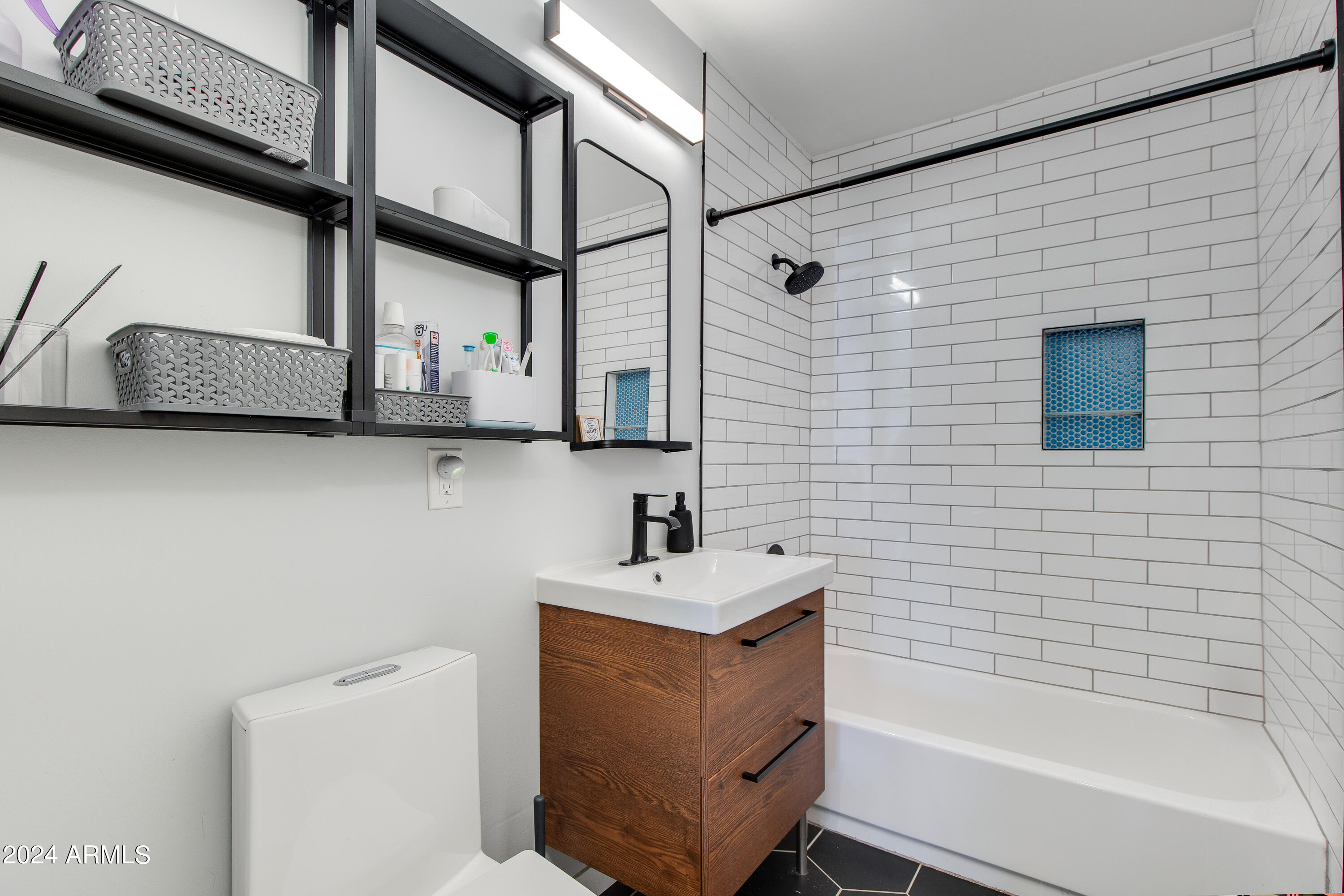 4125 E INDIANOLA Avenue