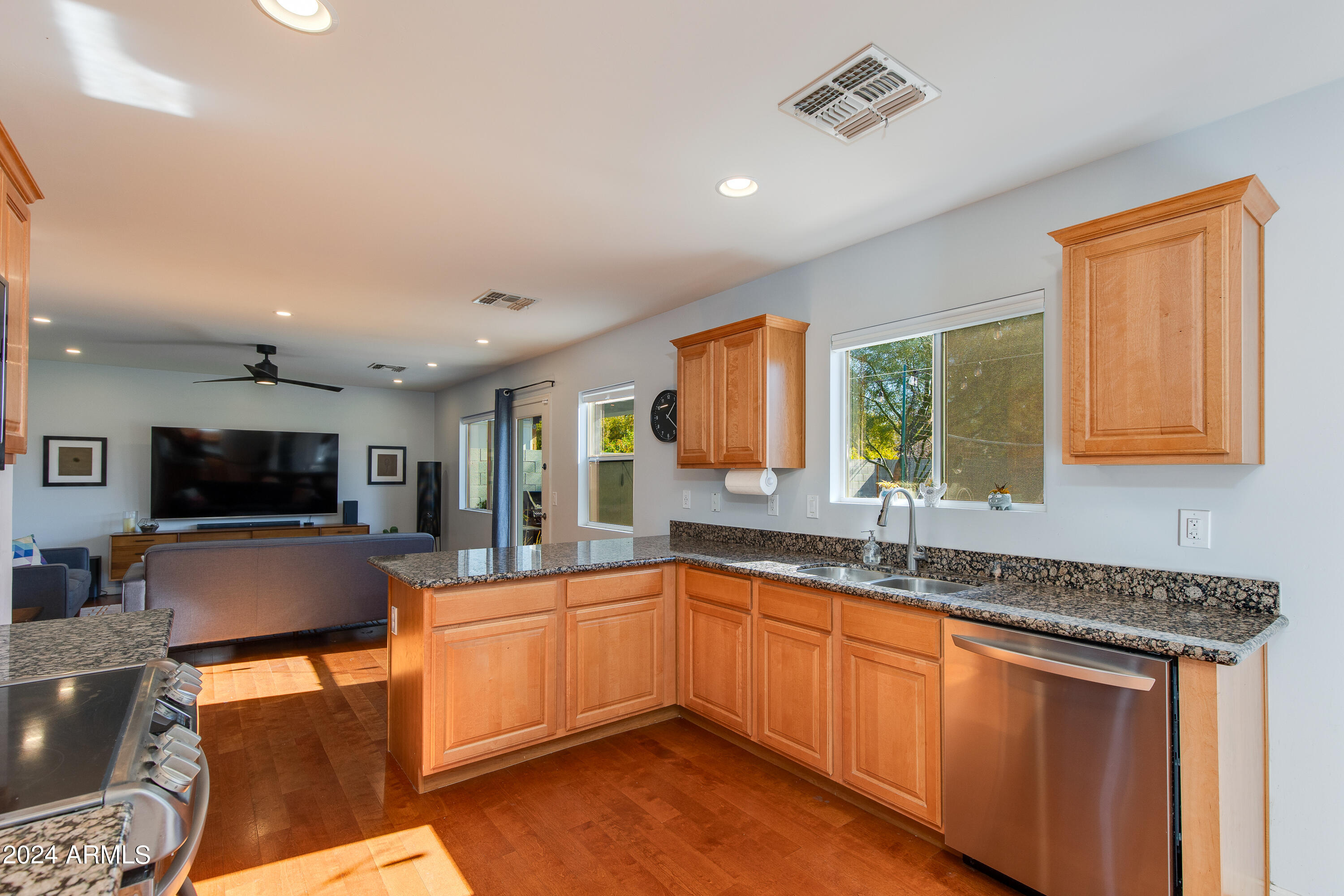 4125 E INDIANOLA Avenue