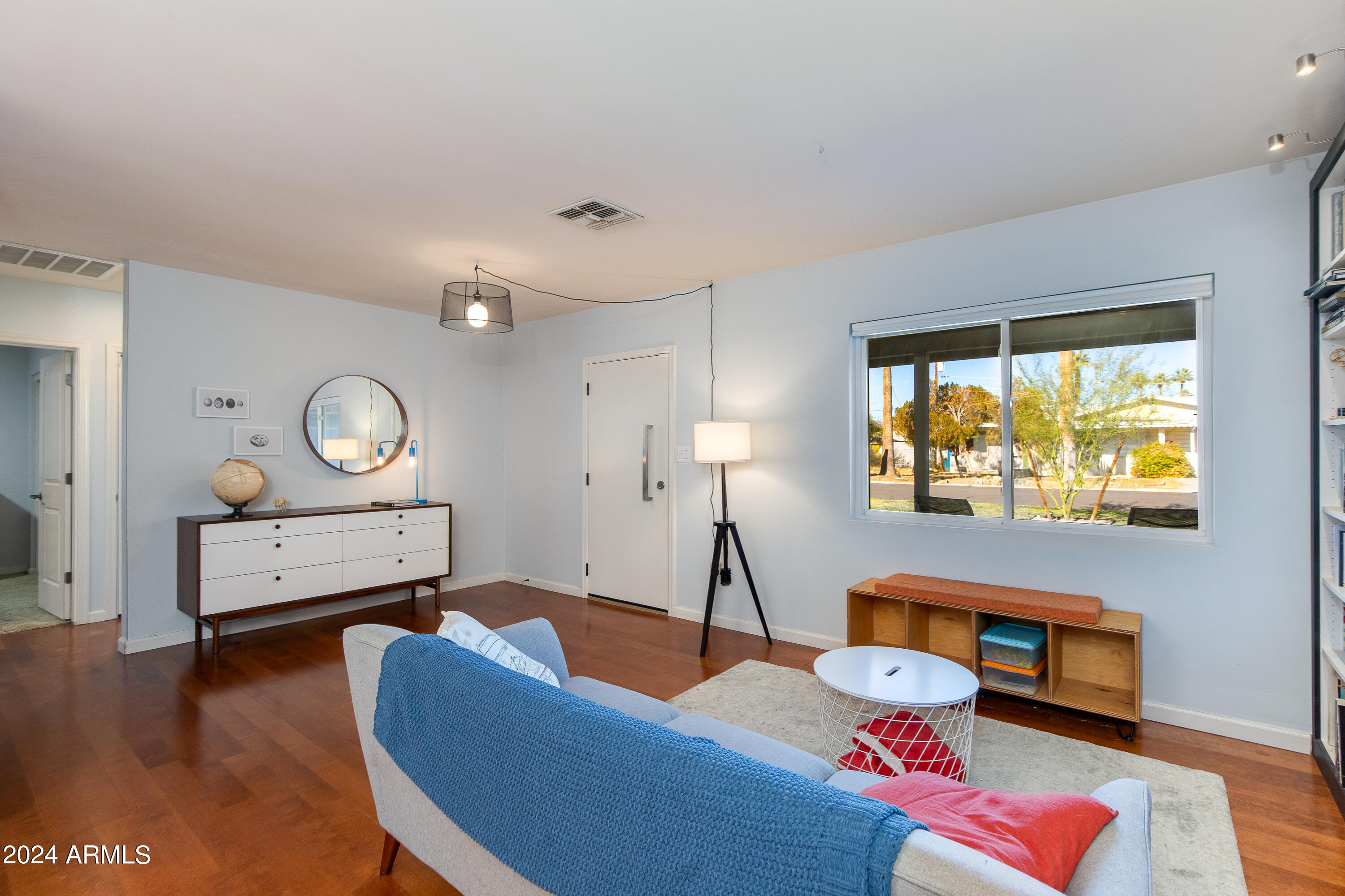 4125 E INDIANOLA Avenue