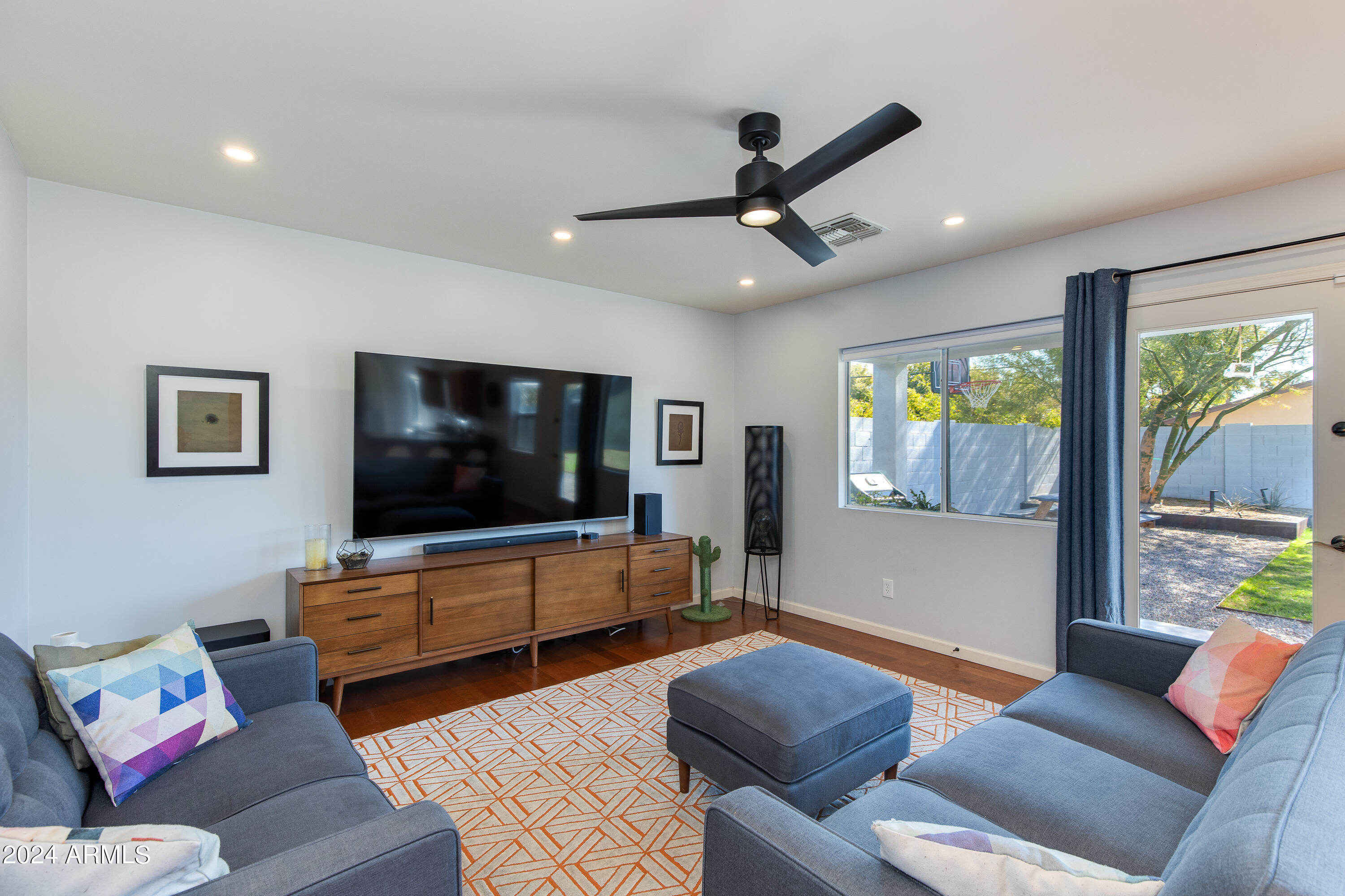 4125 E INDIANOLA Avenue