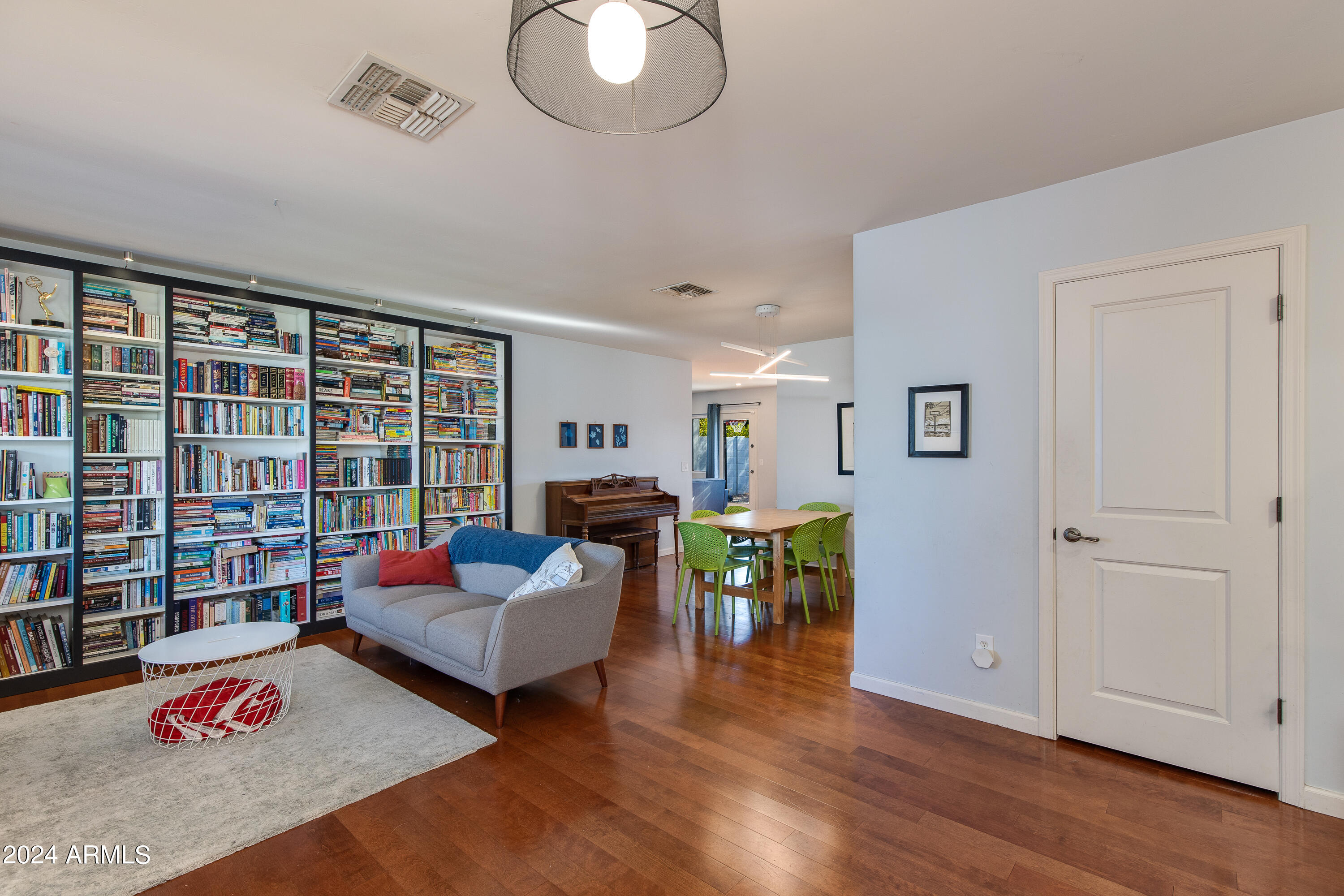 4125 E INDIANOLA Avenue