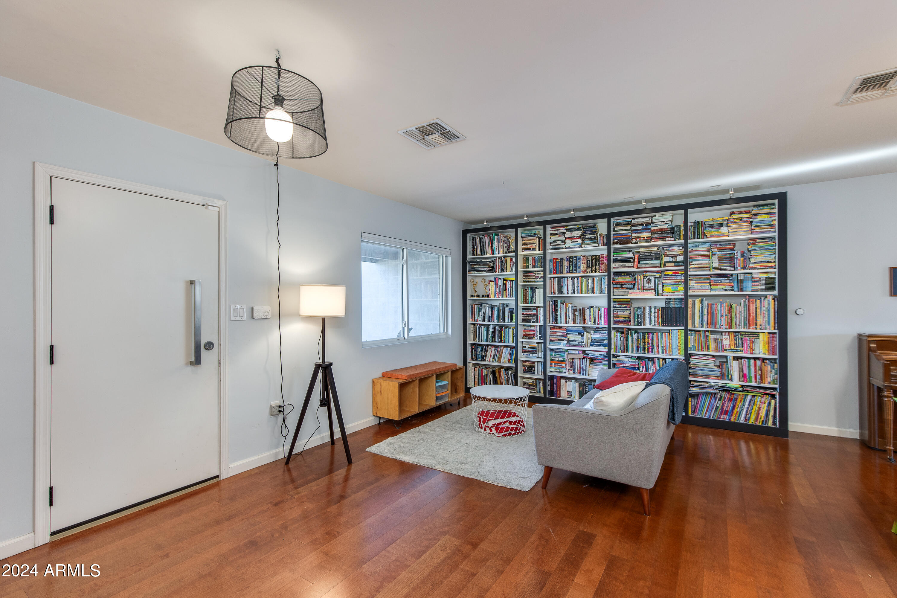 4125 E INDIANOLA Avenue