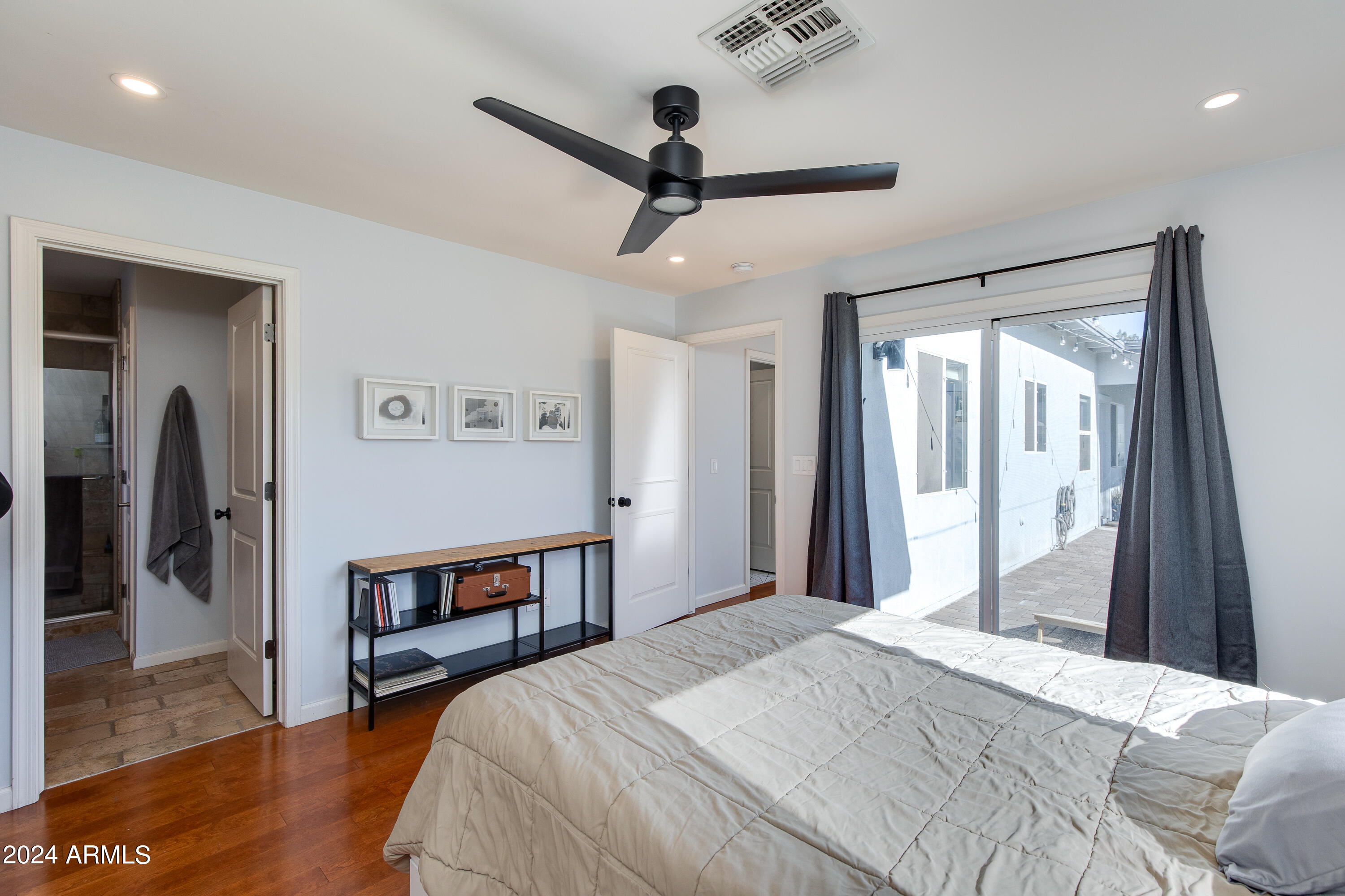 4125 E INDIANOLA Avenue