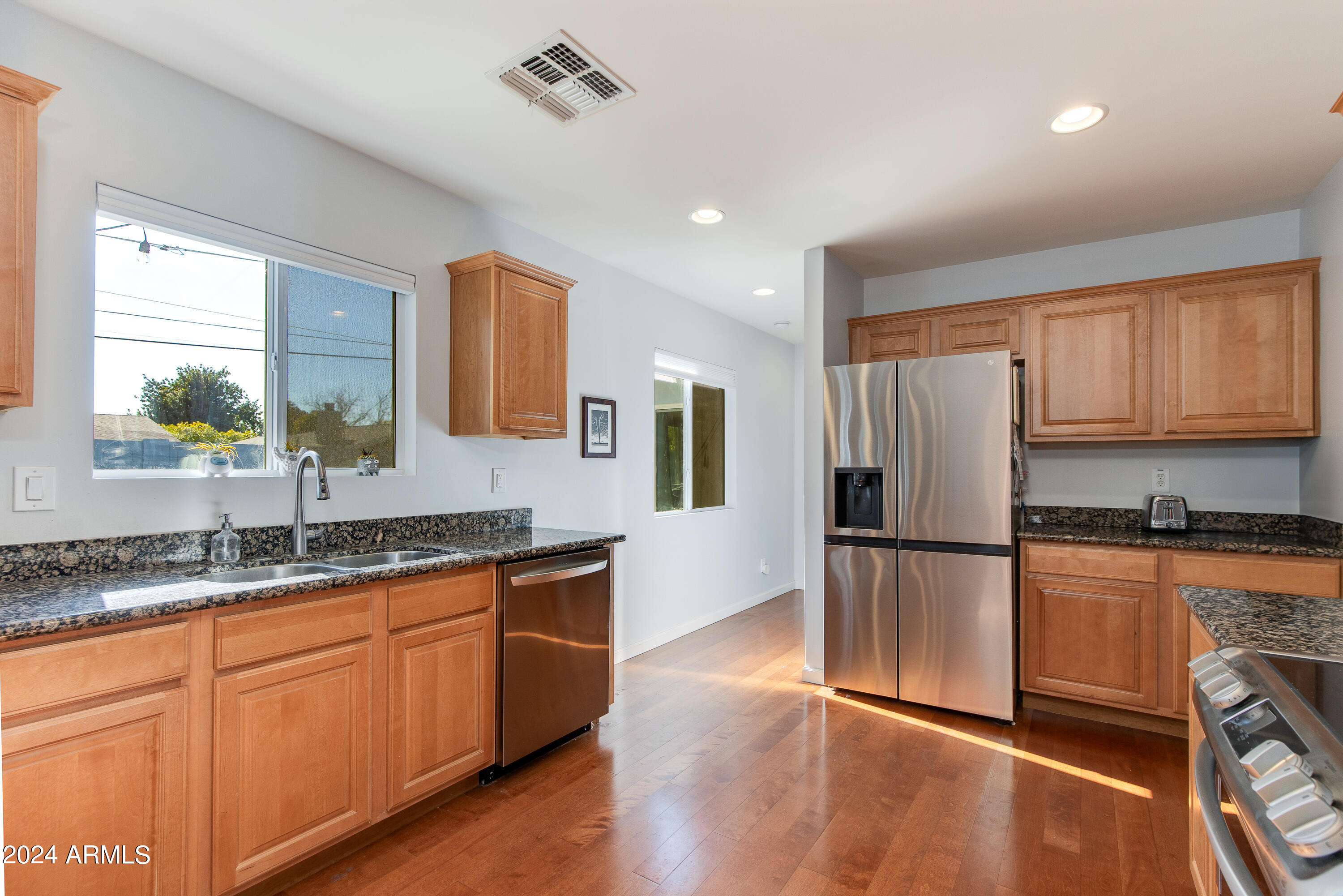 4125 E INDIANOLA Avenue