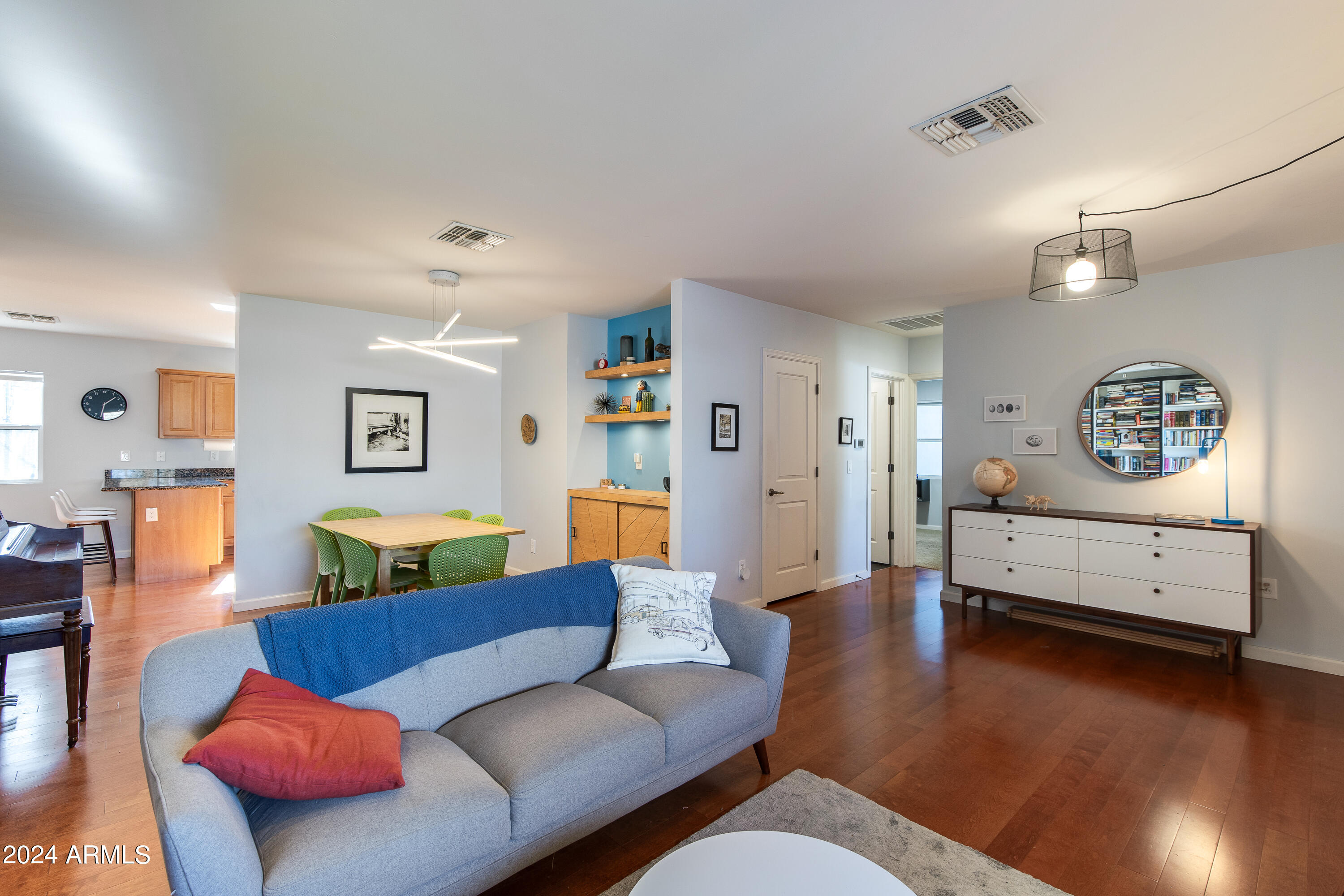 4125 E INDIANOLA Avenue