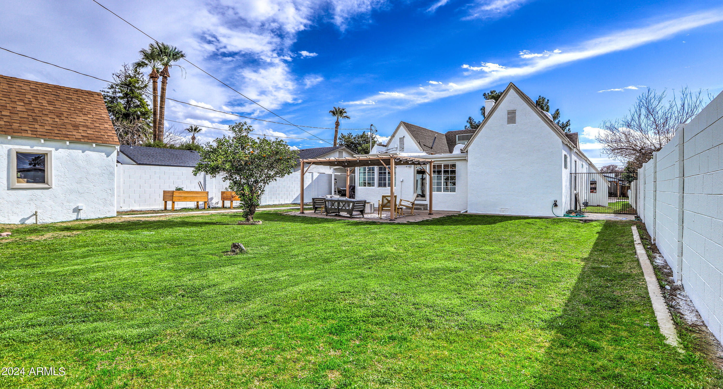 2204 E WHITTON Avenue