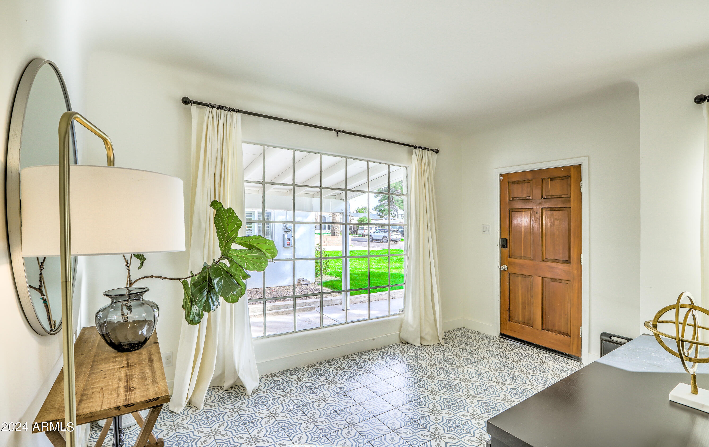 2204 E WHITTON Avenue