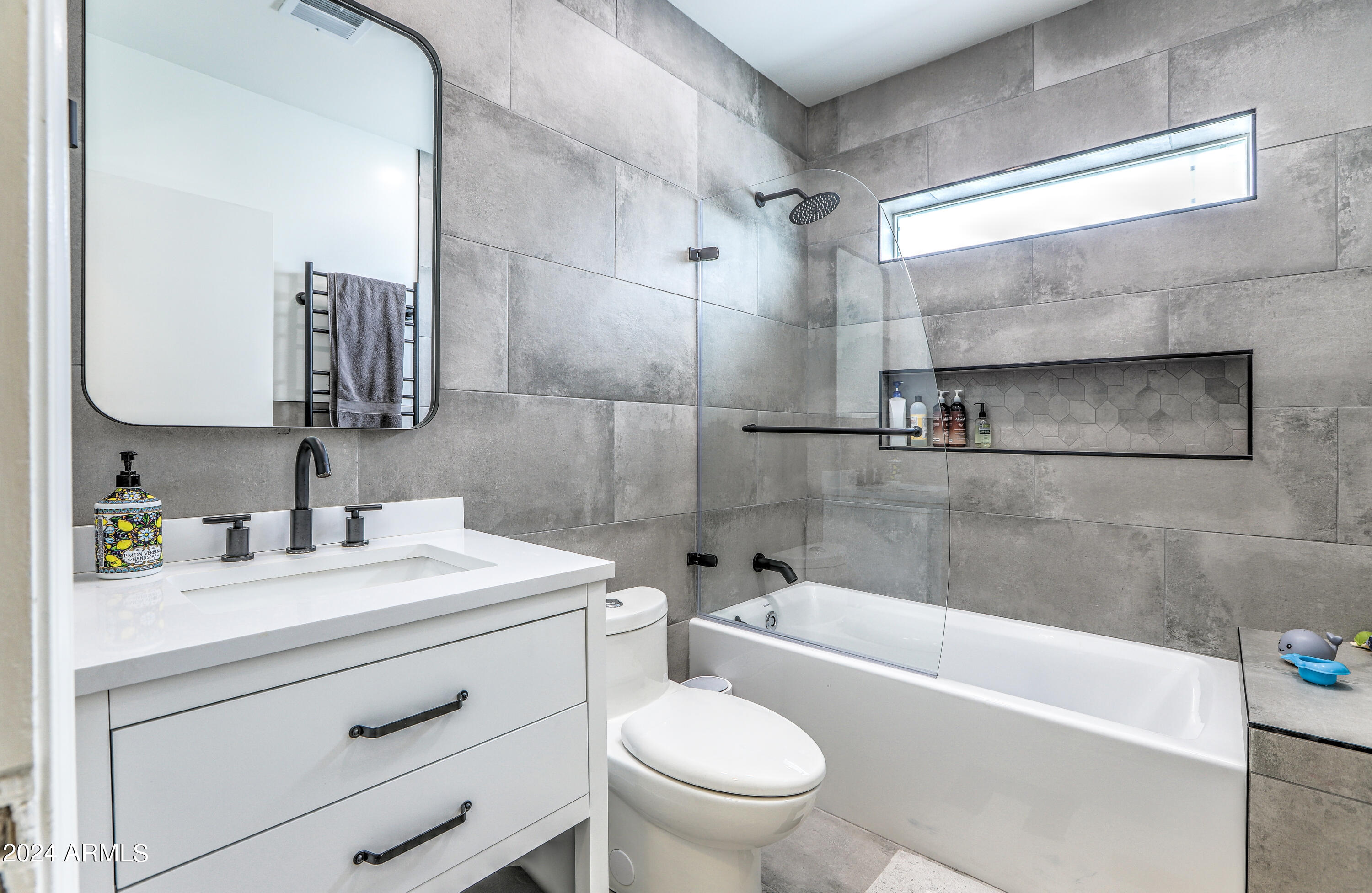 2204 E WHITTON Avenue