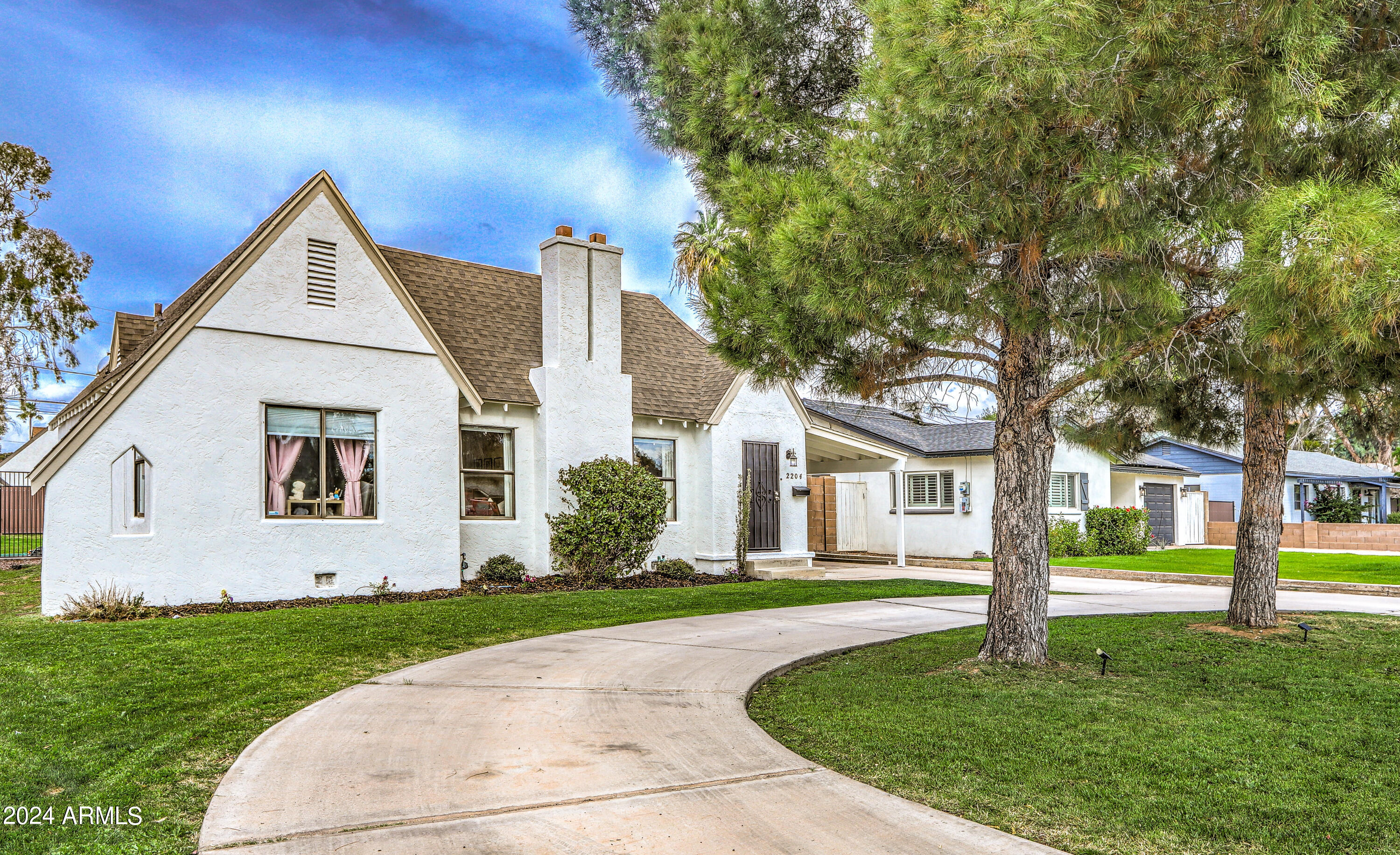 2204 E WHITTON Avenue