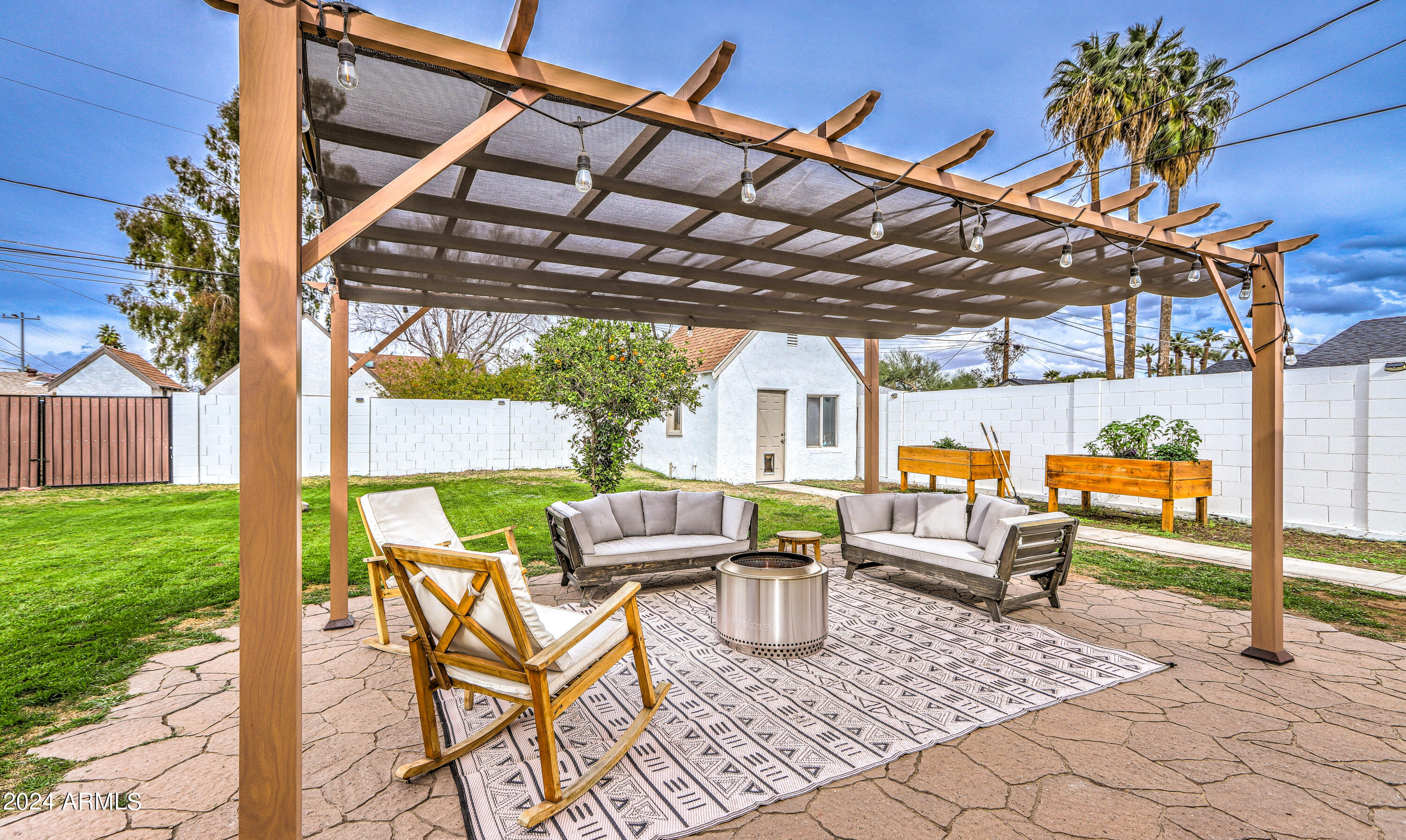 2204 E WHITTON Avenue