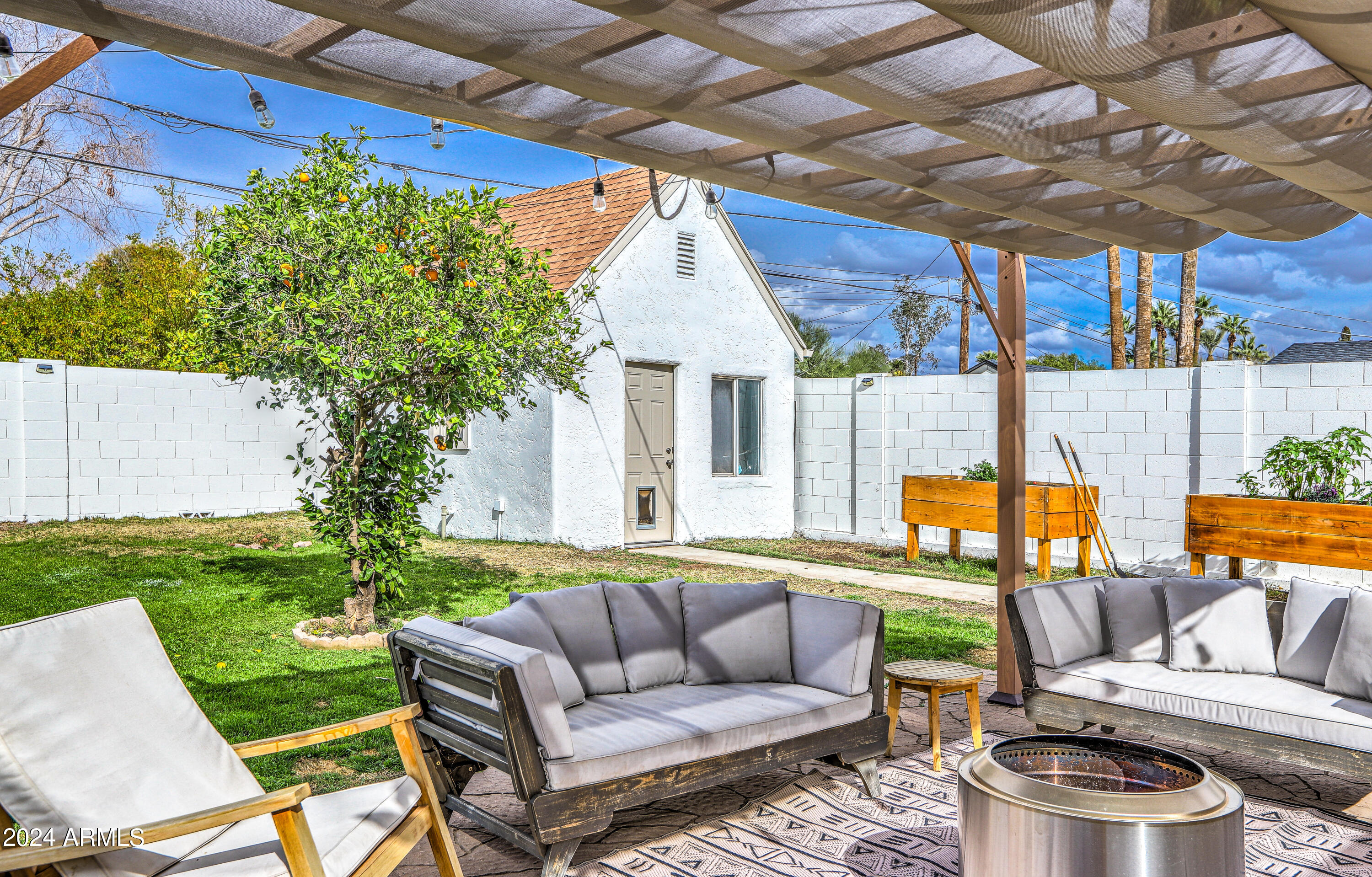 2204 E WHITTON Avenue