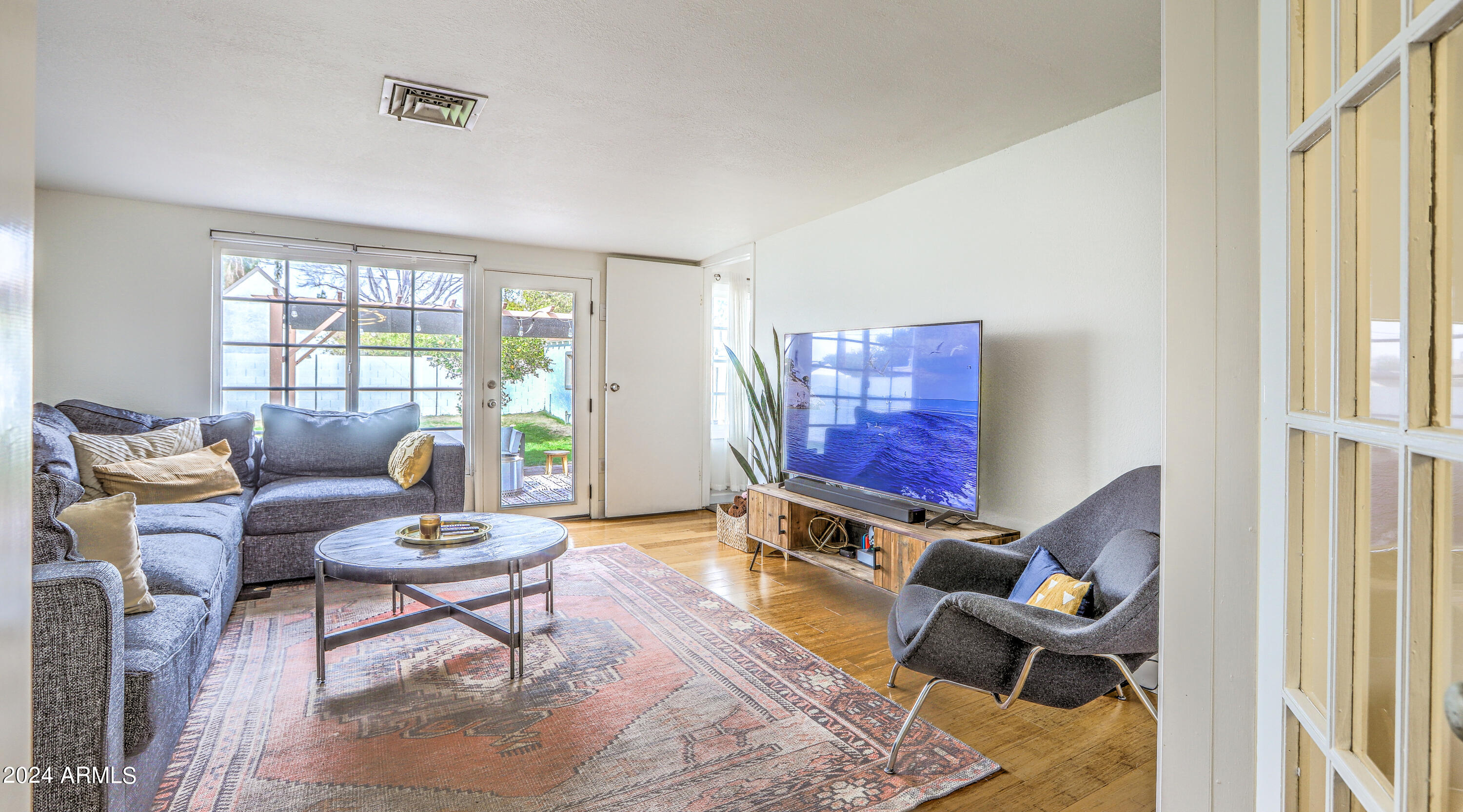 2204 E WHITTON Avenue