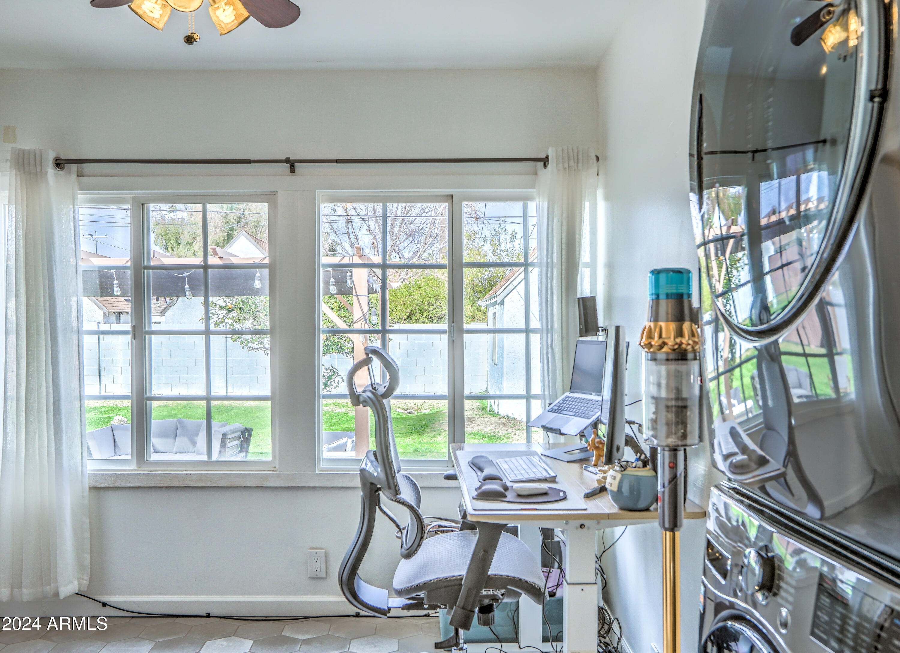 2204 E WHITTON Avenue