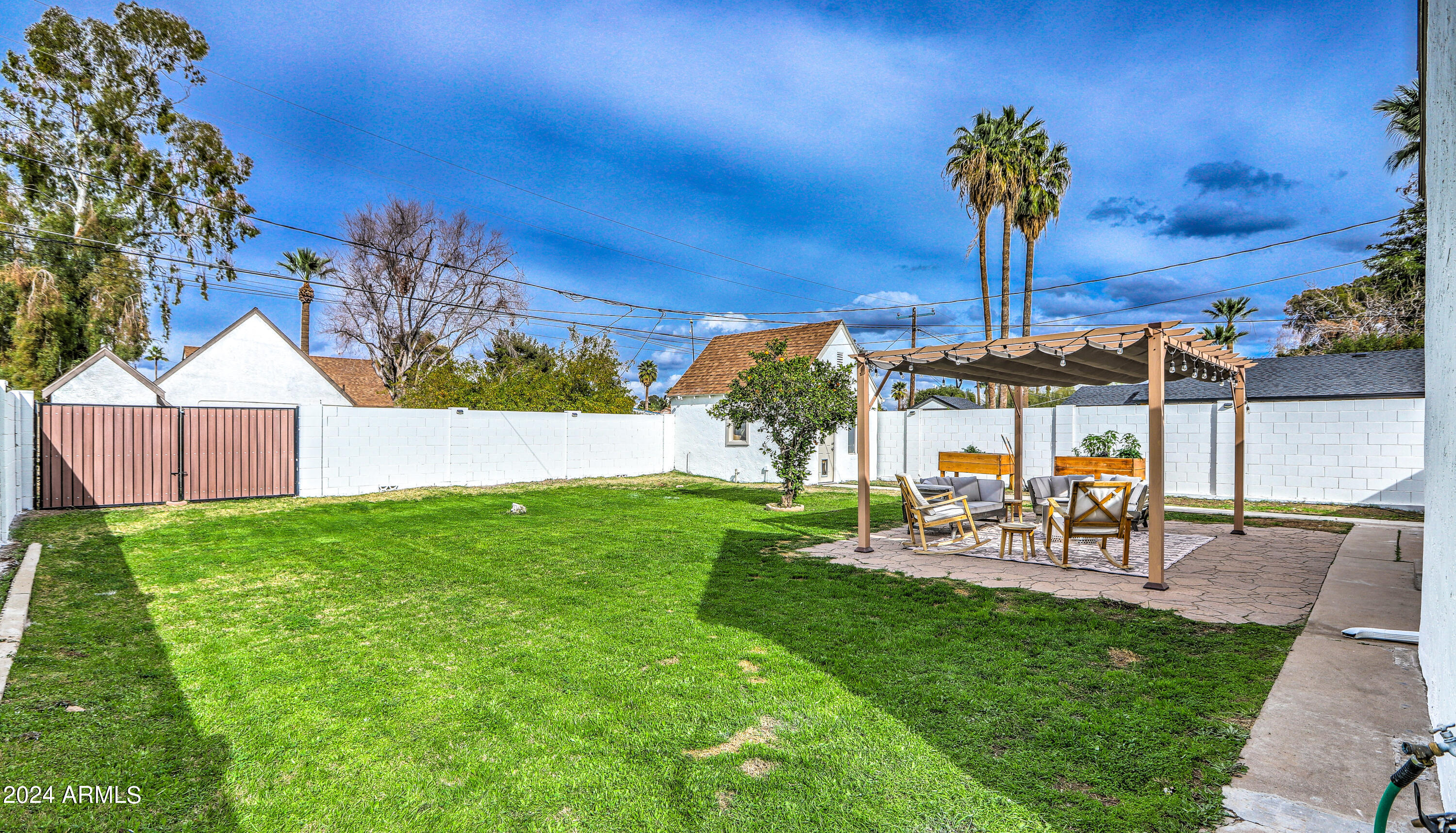 2204 E WHITTON Avenue