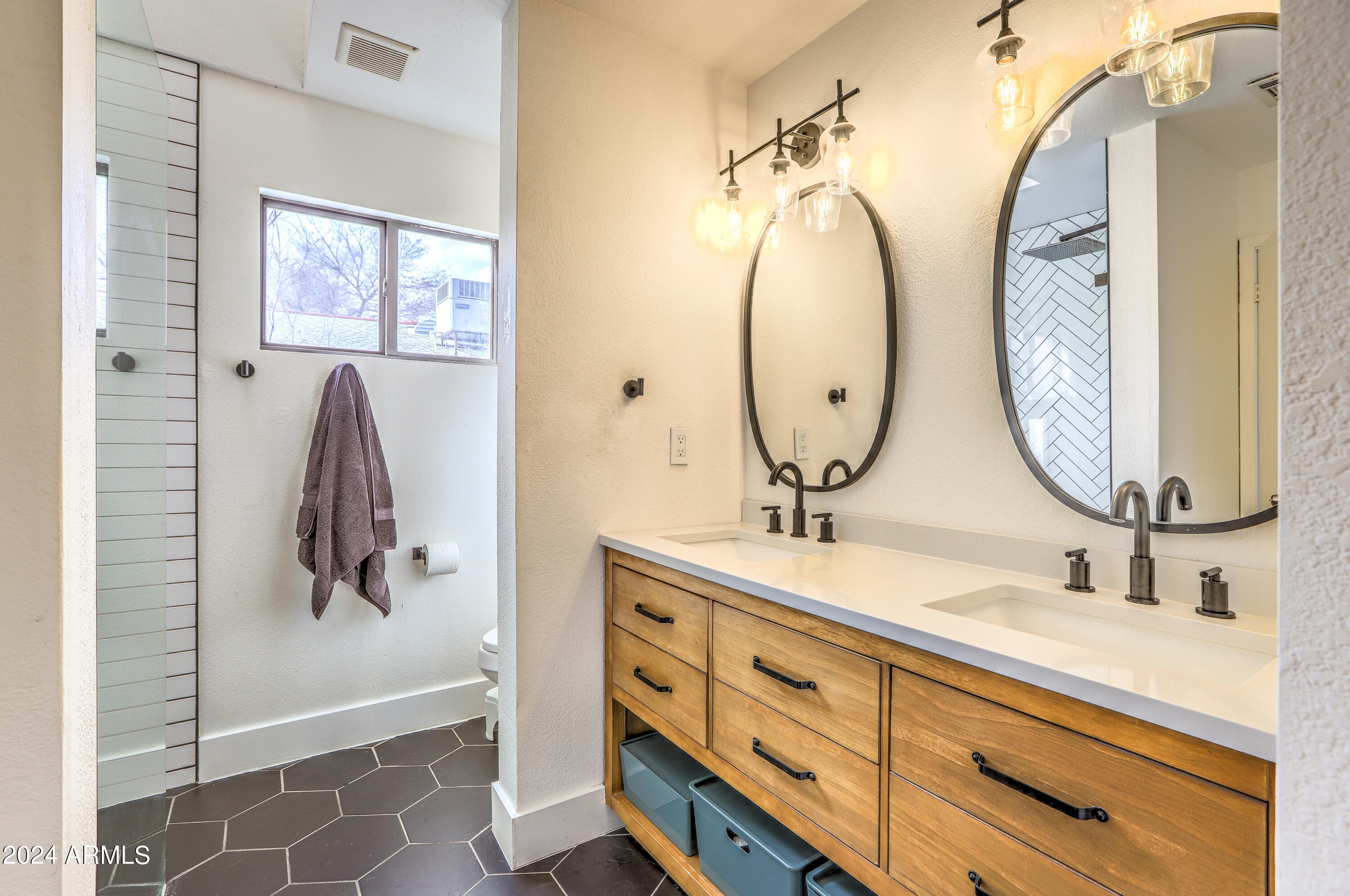 2204 E WHITTON Avenue