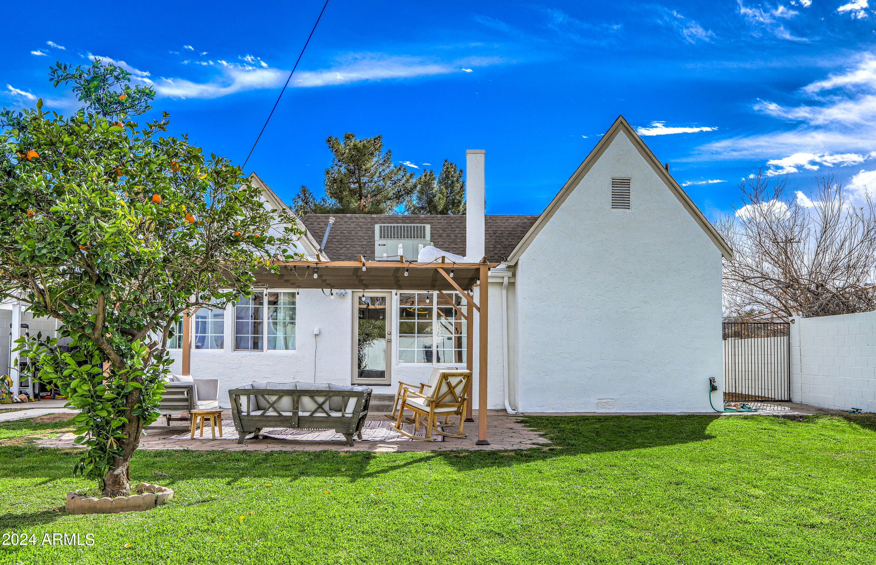 2204 E WHITTON Avenue