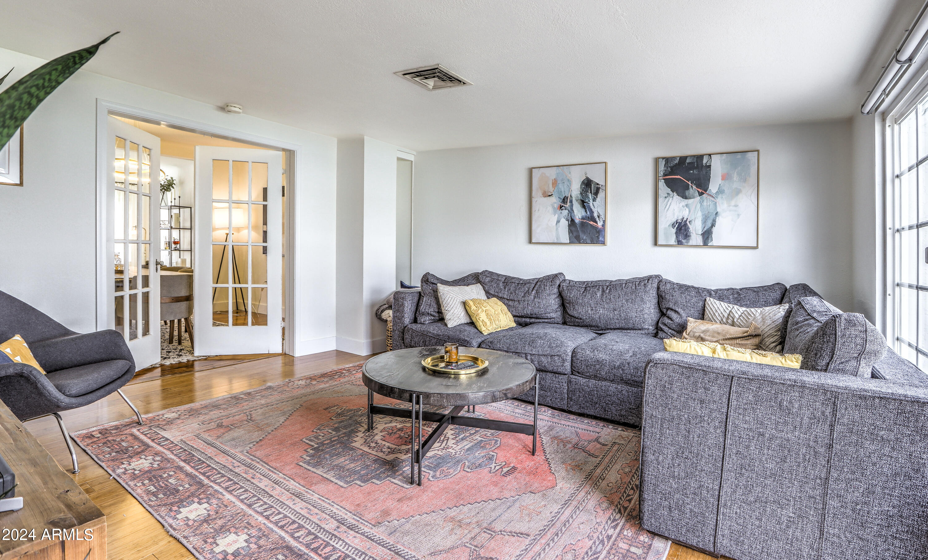 2204 E WHITTON Avenue