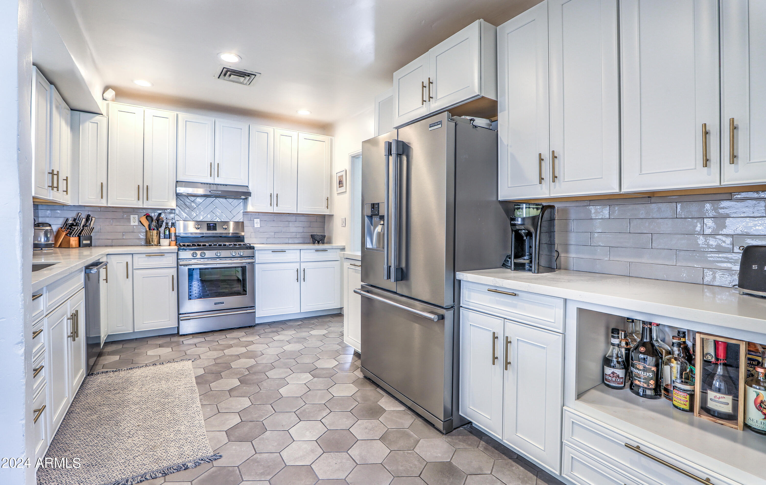 2204 E WHITTON Avenue