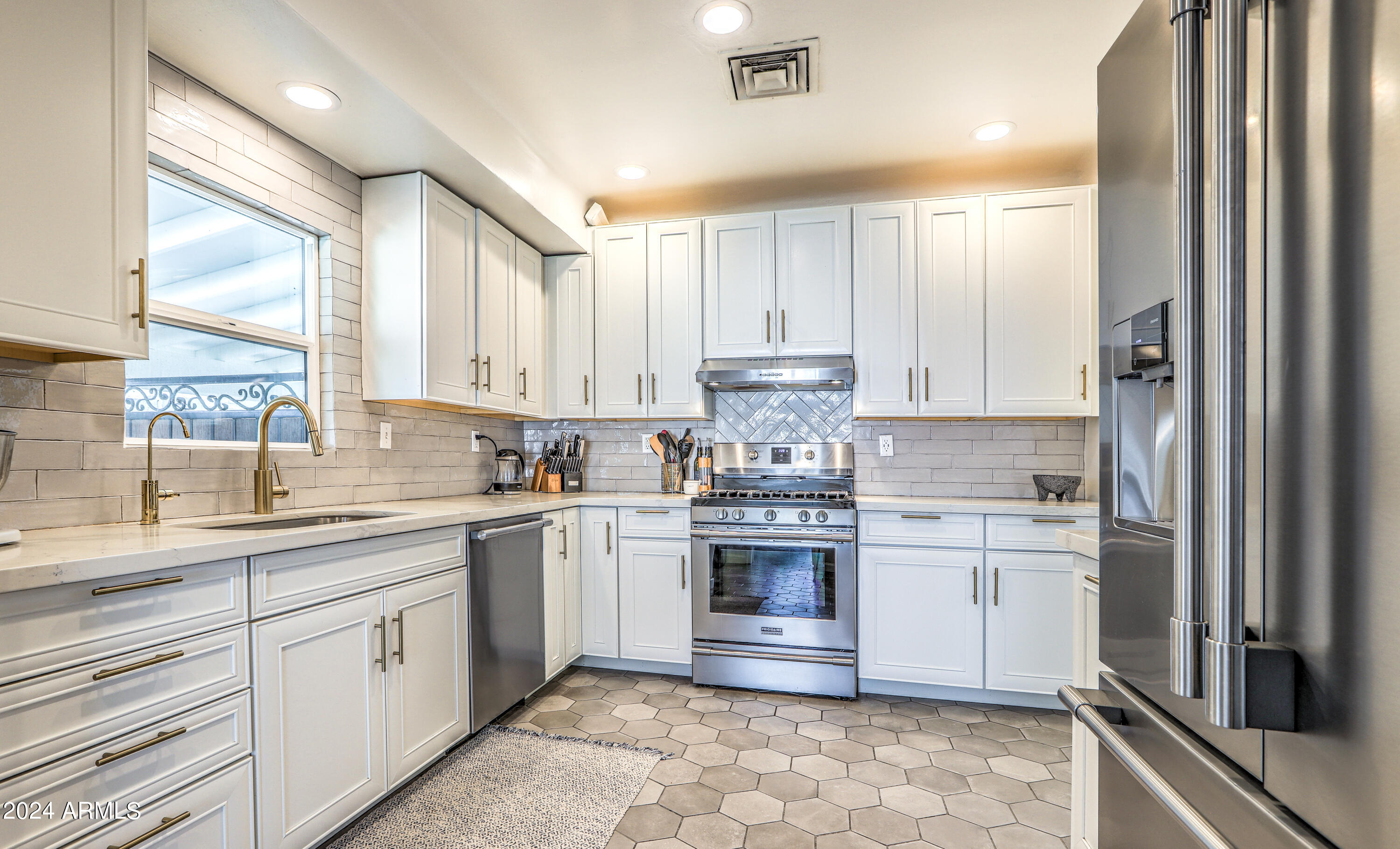 2204 E WHITTON Avenue