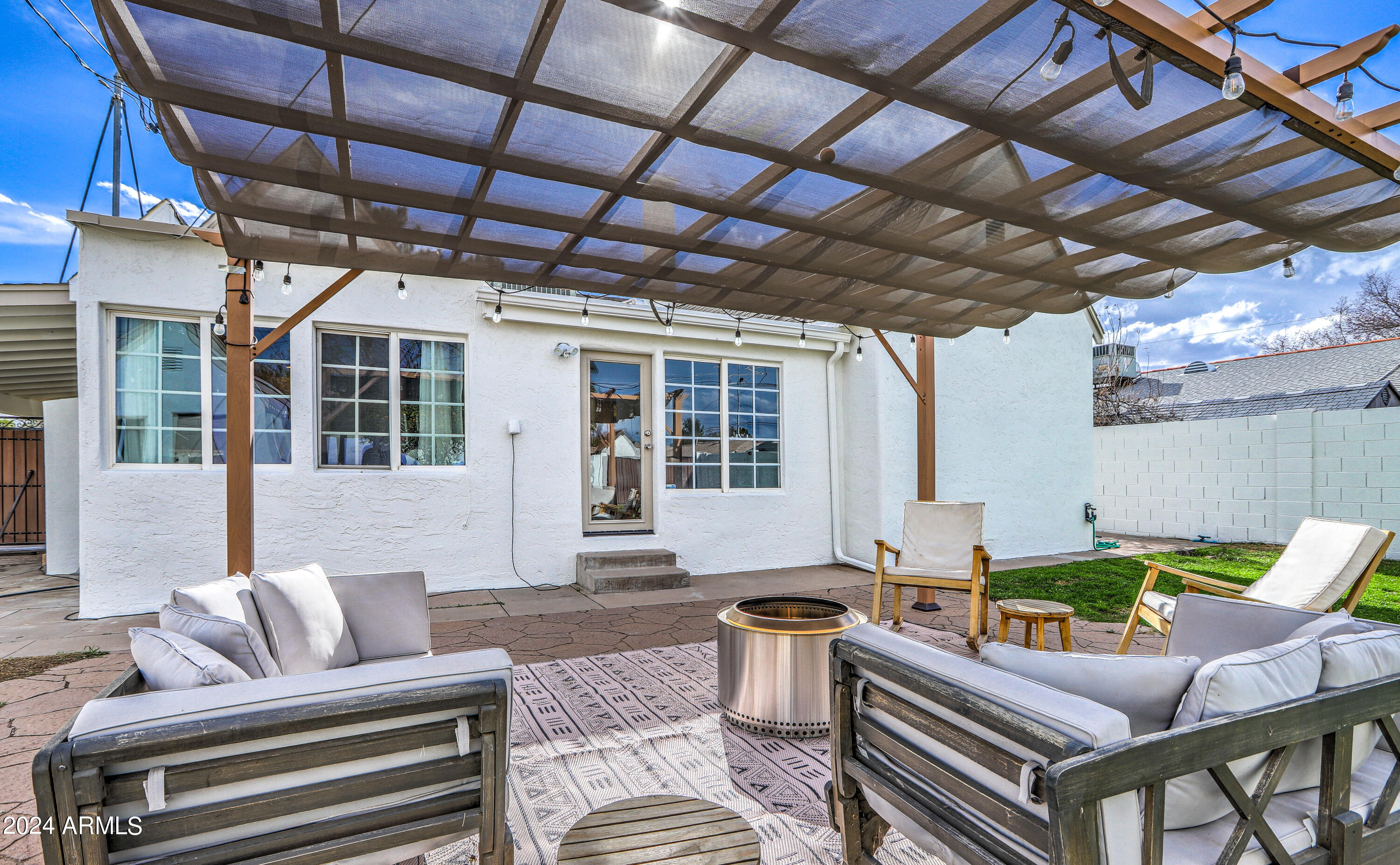 2204 E WHITTON Avenue