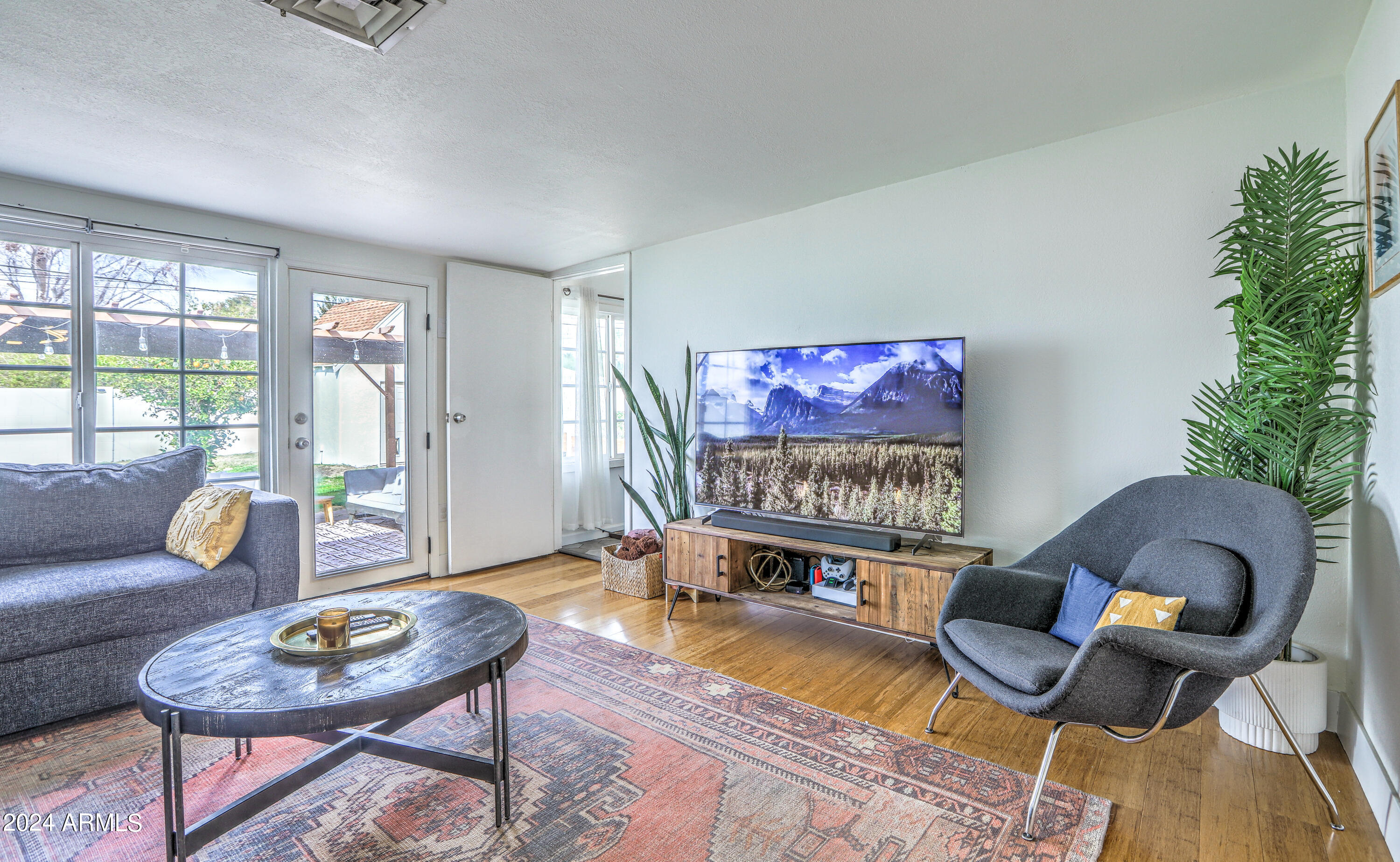 2204 E WHITTON Avenue