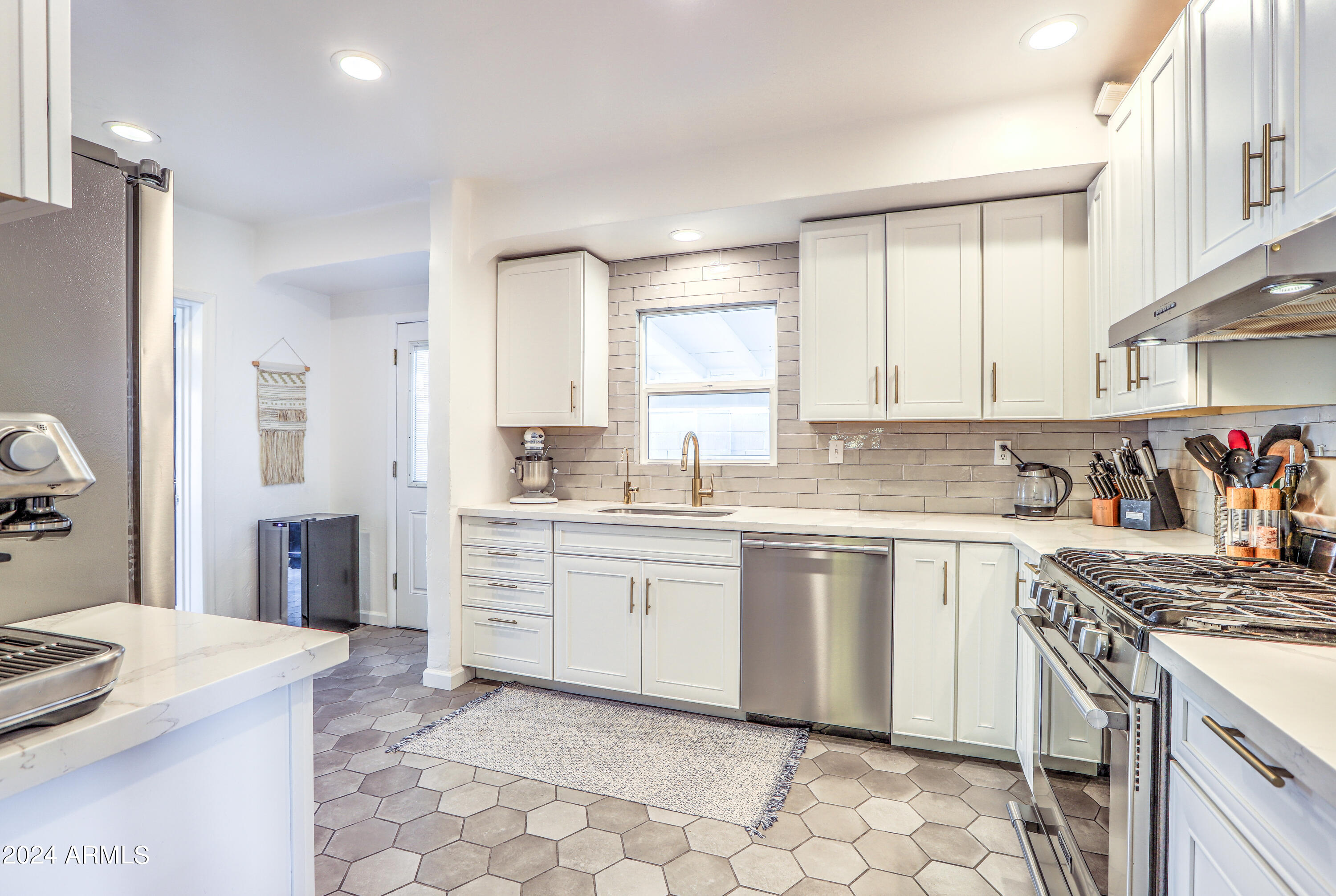 2204 E WHITTON Avenue